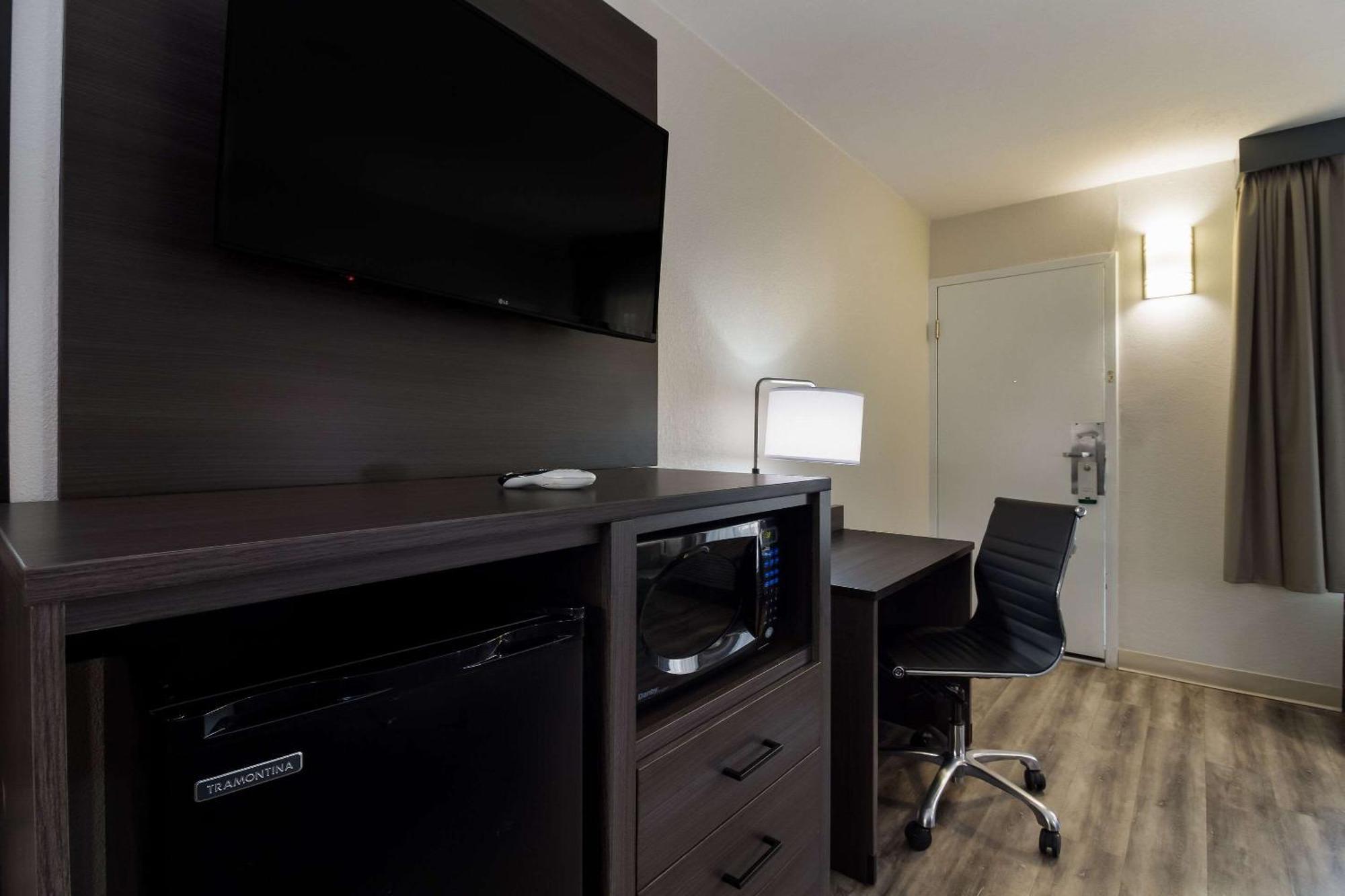 Quadruple Room with Two Queen Beds - Non Smoking
