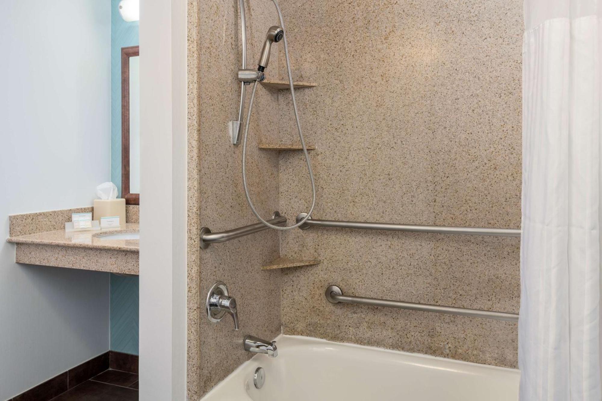 King Room with Accessible Tub - Mobility Access