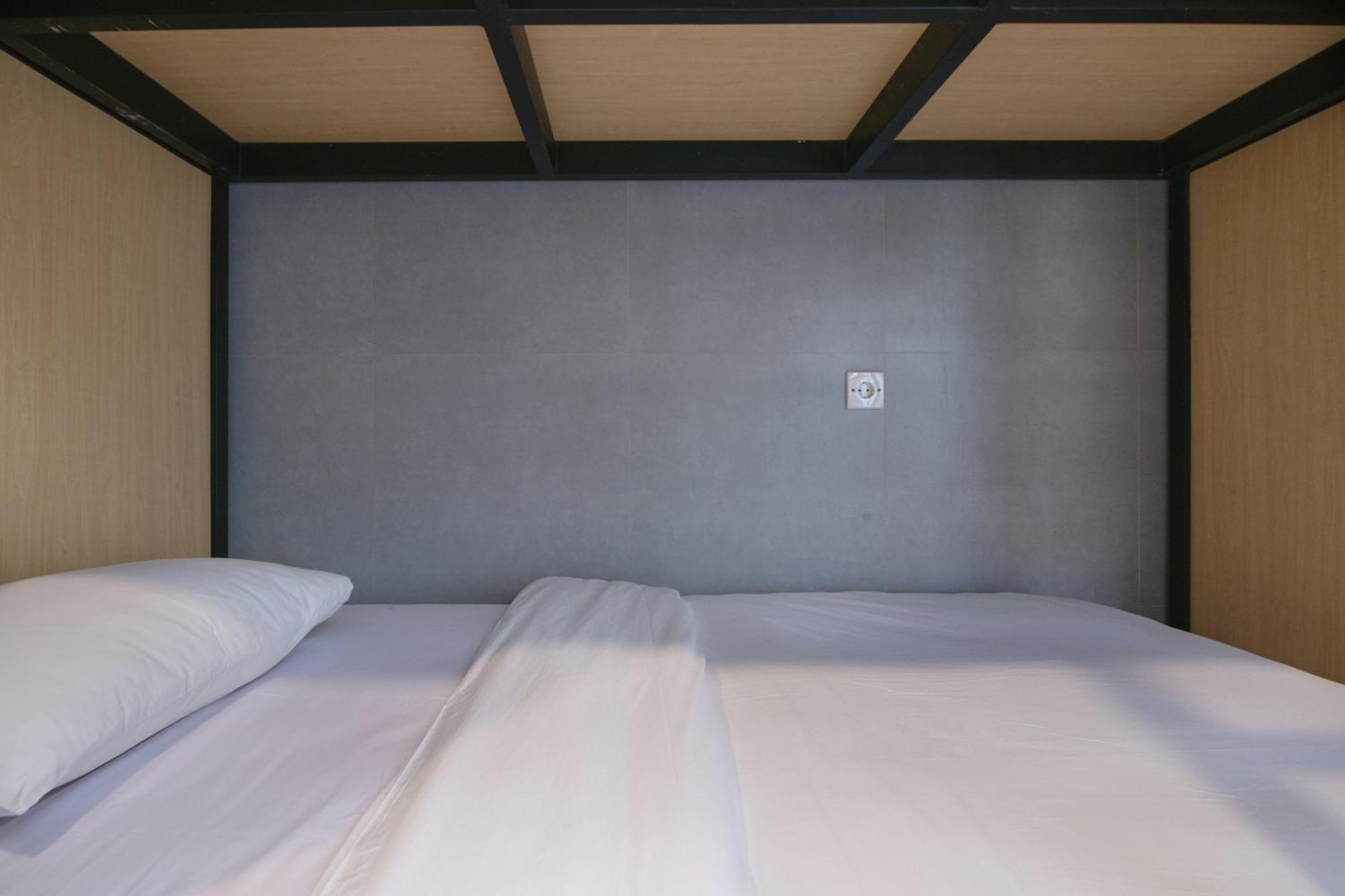 Einzelbett im Schlafsaal