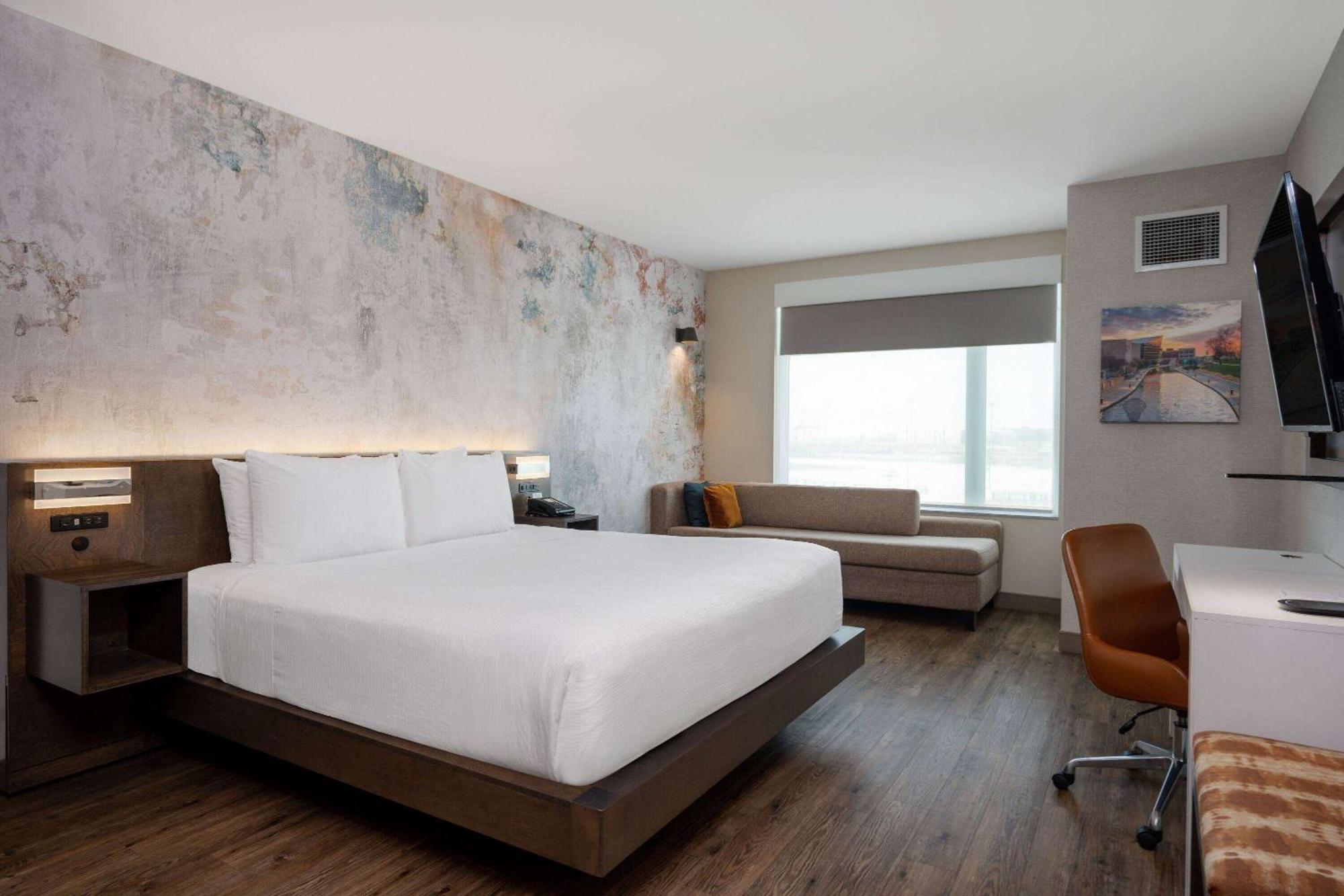 1 King Bed, Mobility/Hearing Accessible Room, Roll-In Shower, Non-Smoking