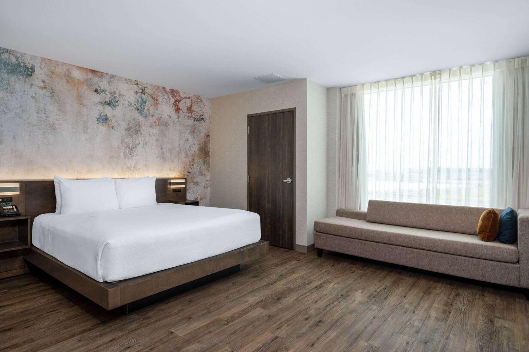 One-Bedroom Deluxe King Suite - Non-Smoking