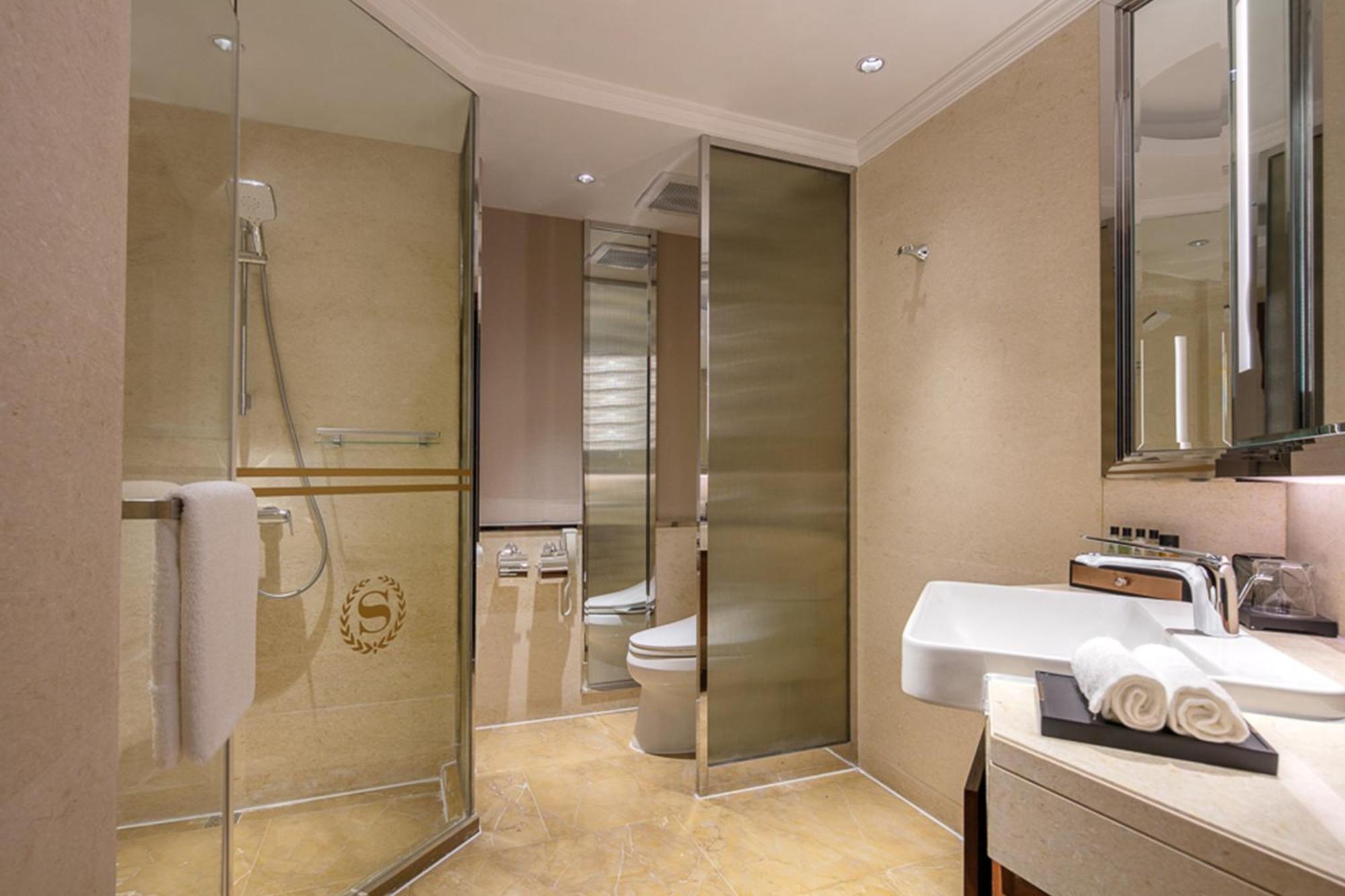 Towers King Room, Tower Lounge access level, Guest room