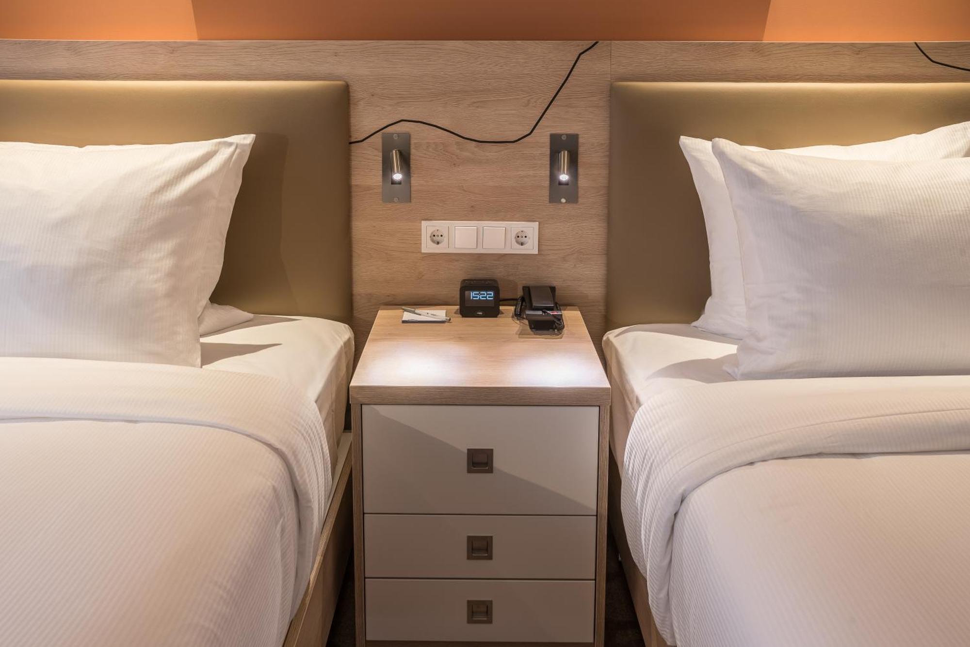 Twin Room,1551006502:JPEG