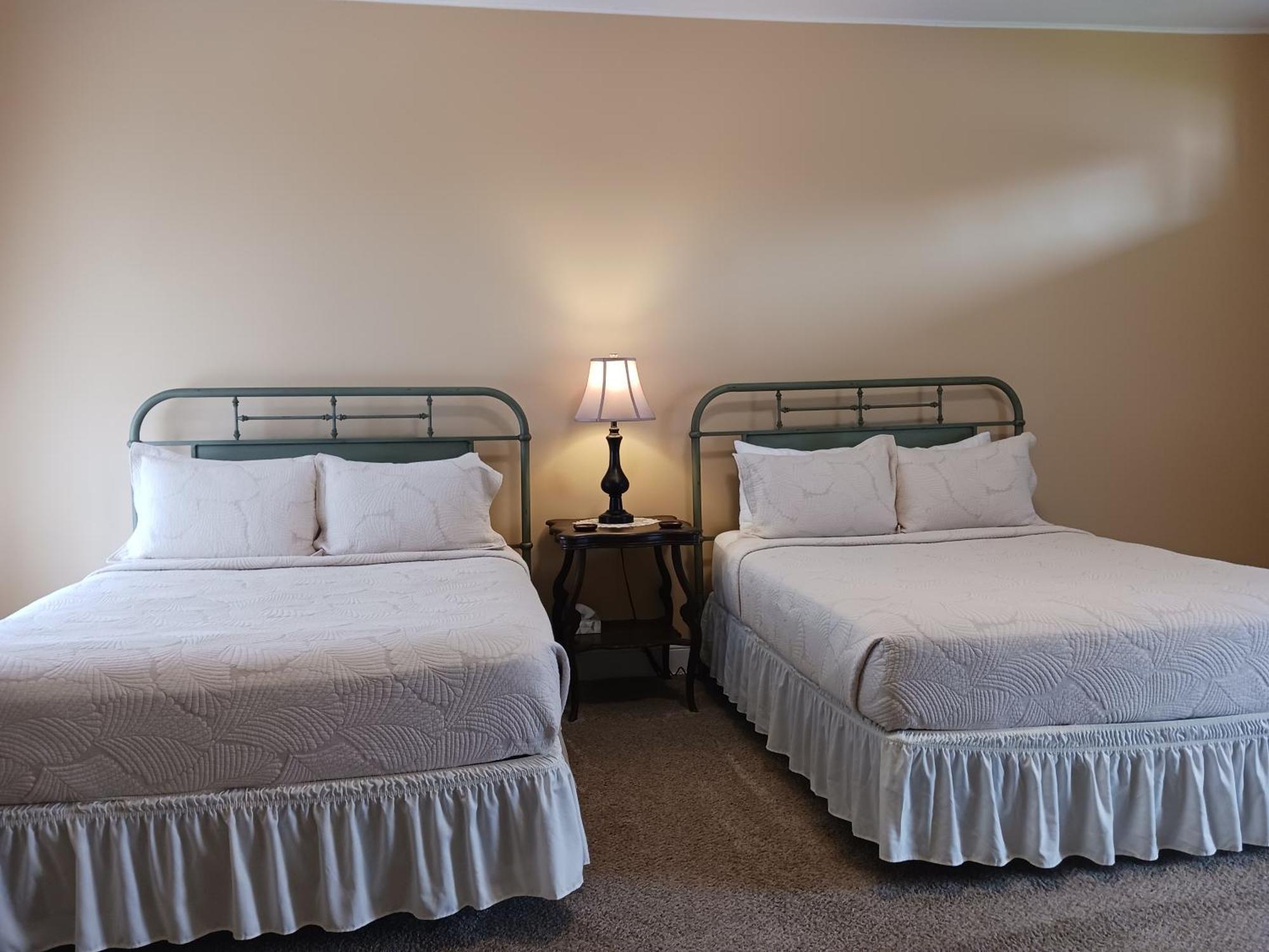 Deluxe Queen Suite