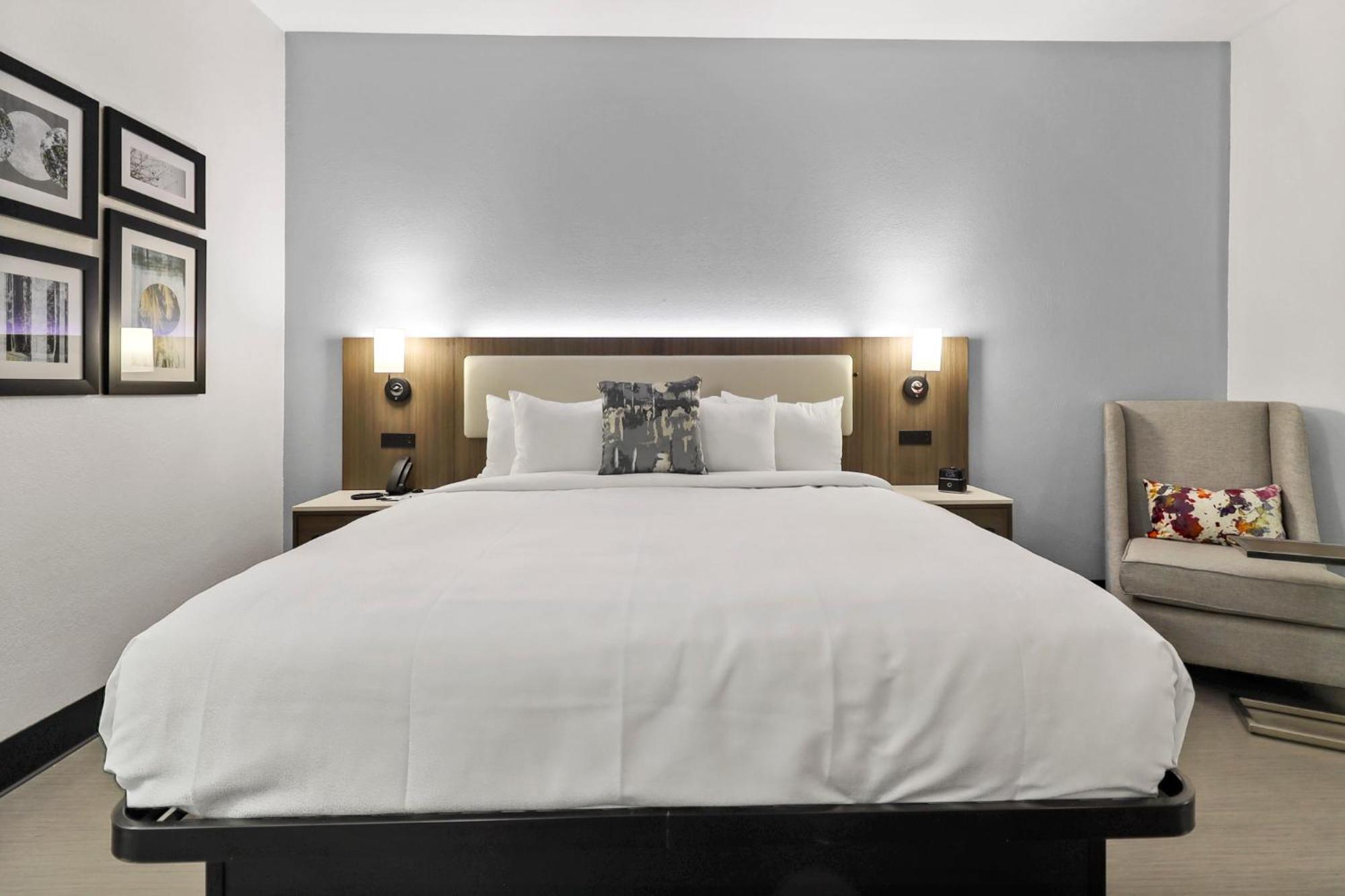 King Room with Kitchenette - Non-Smoking