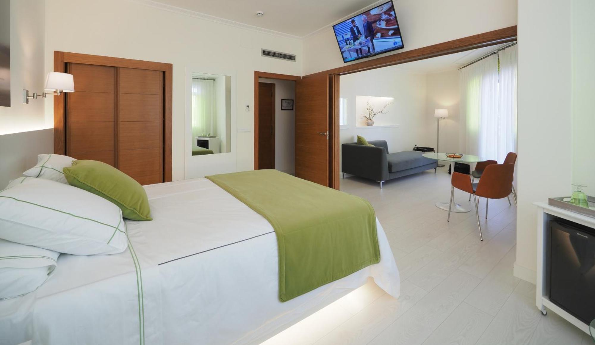 Habitación con cama grande y balcón