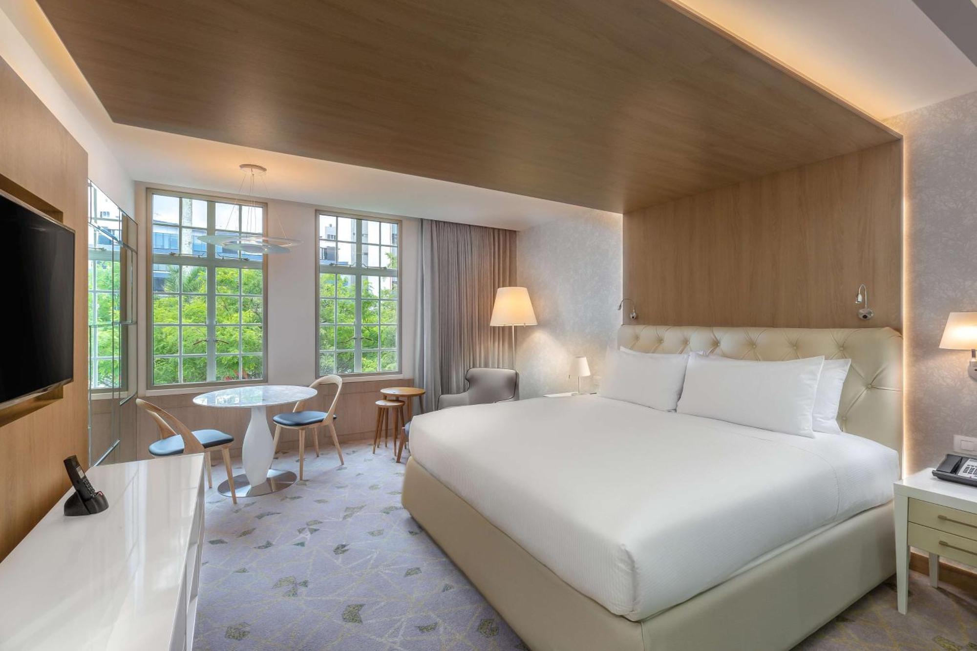 Corner King Room