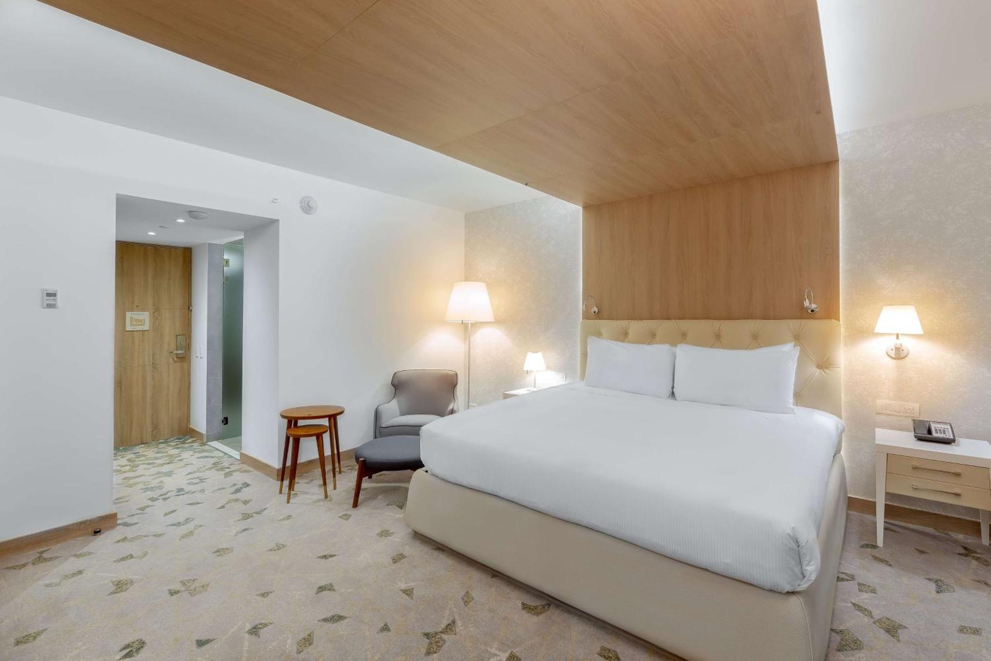 King Room - Mobility/Hearing Accessible with Roll In Shower
