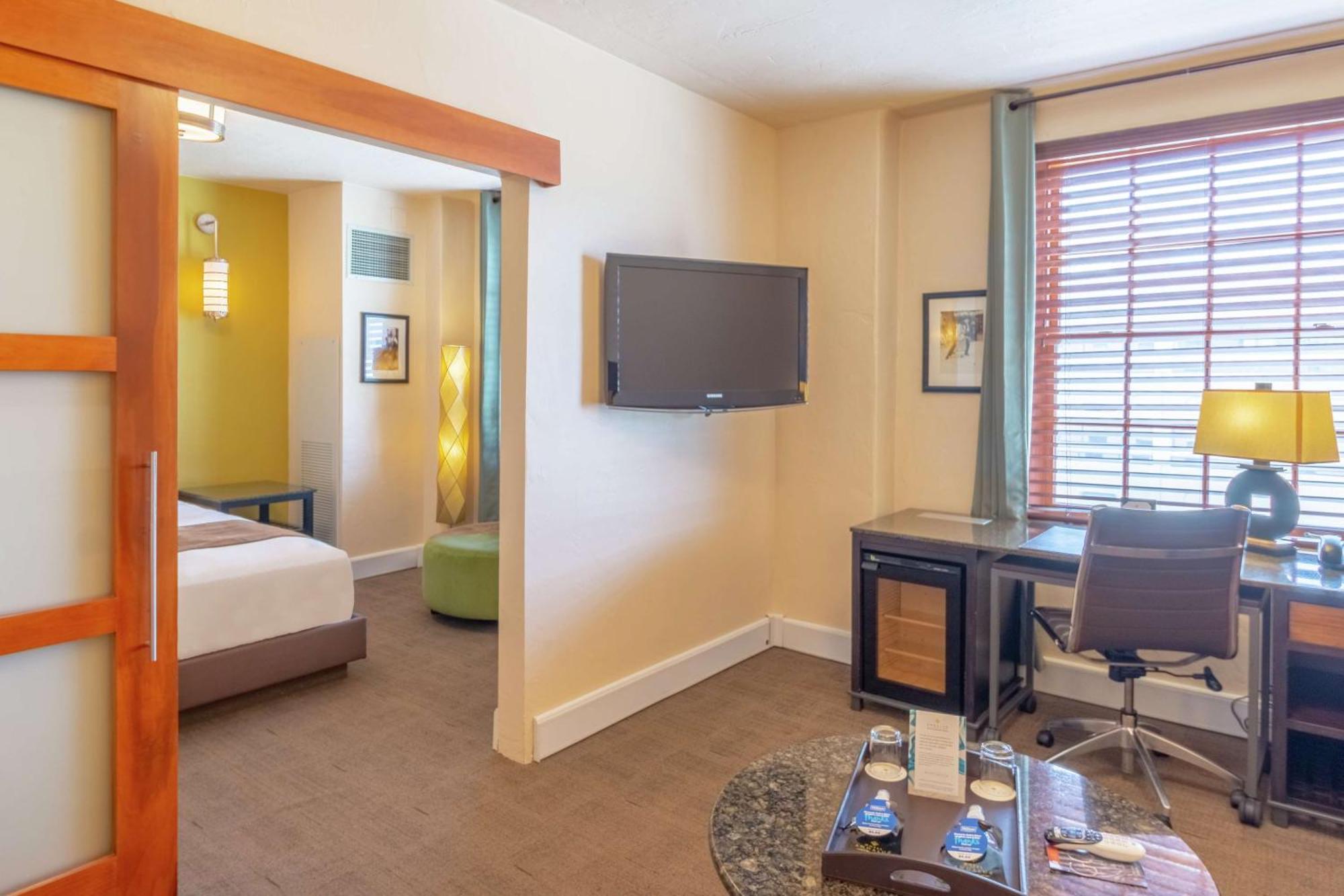 Suite de 1 dormitorio con cama extragrande y sala de estar