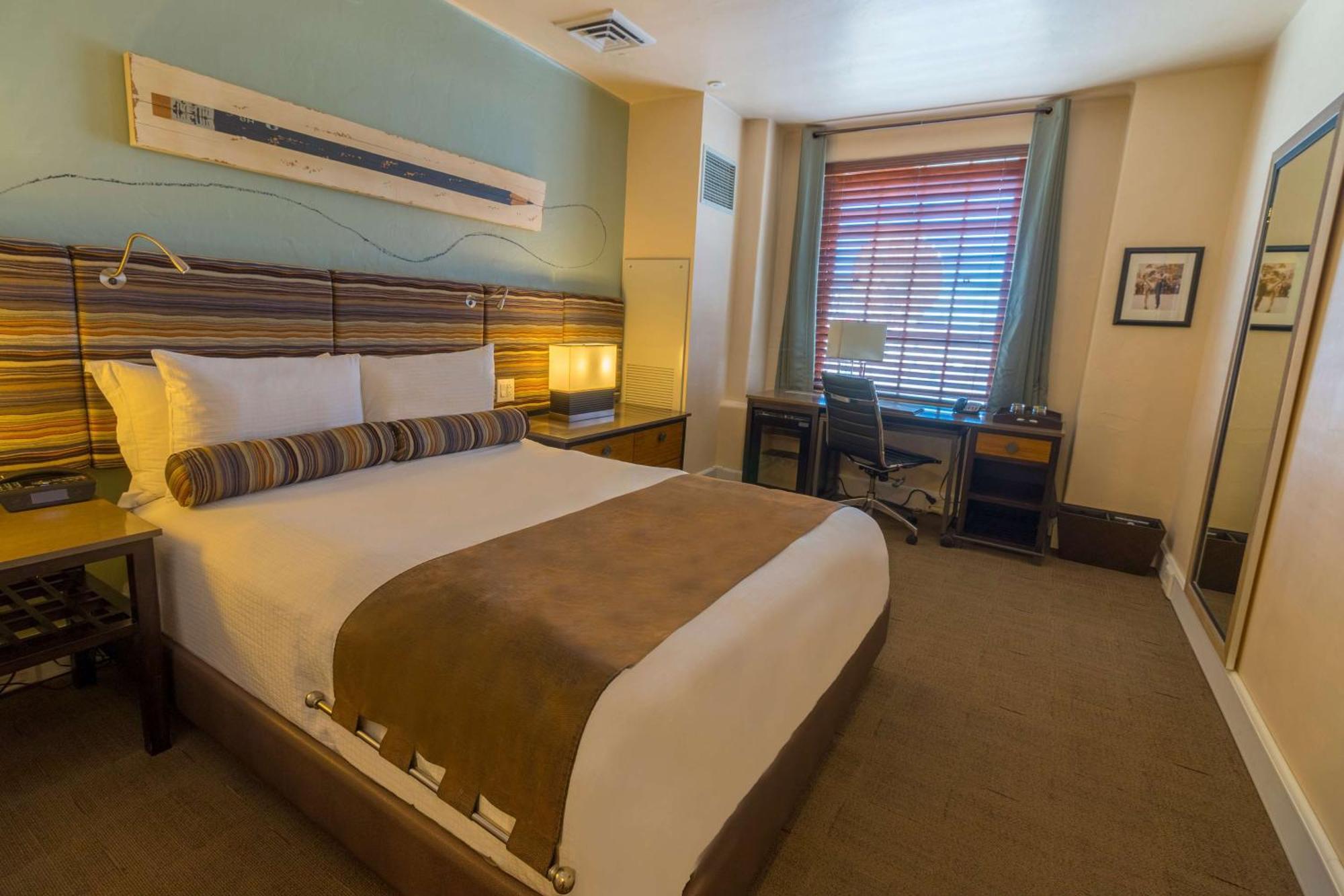 Habitación con cama grande