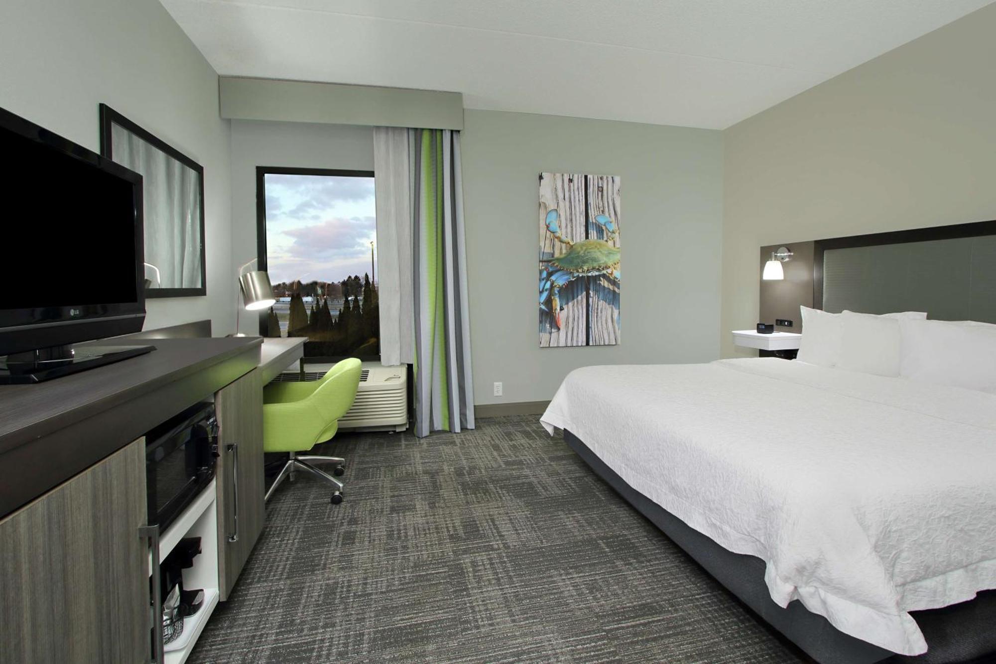 King Room Accessible Tub Mobility Hearing Access or Non-Smoking