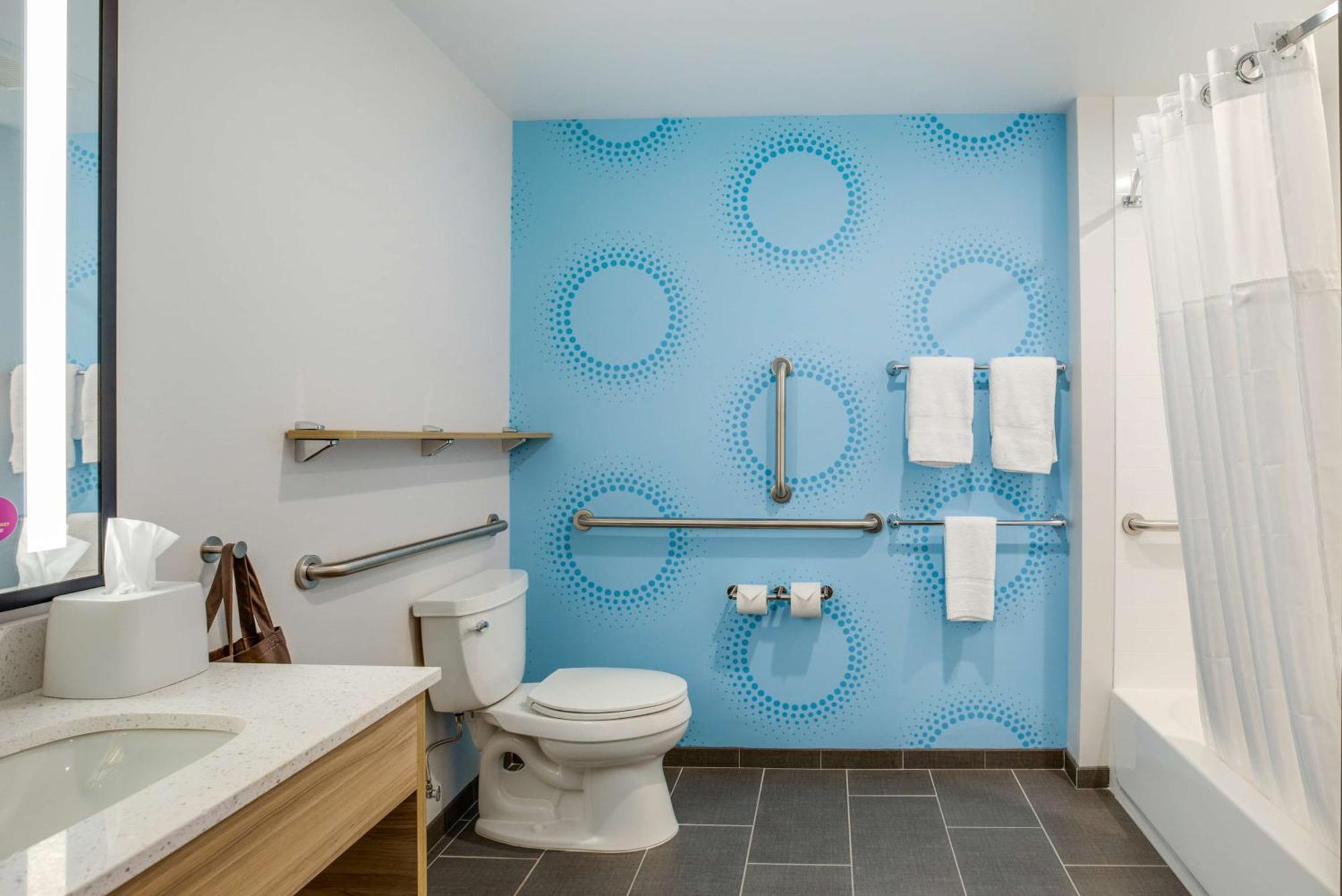 King Room with Bath Tub - Mobility Access
