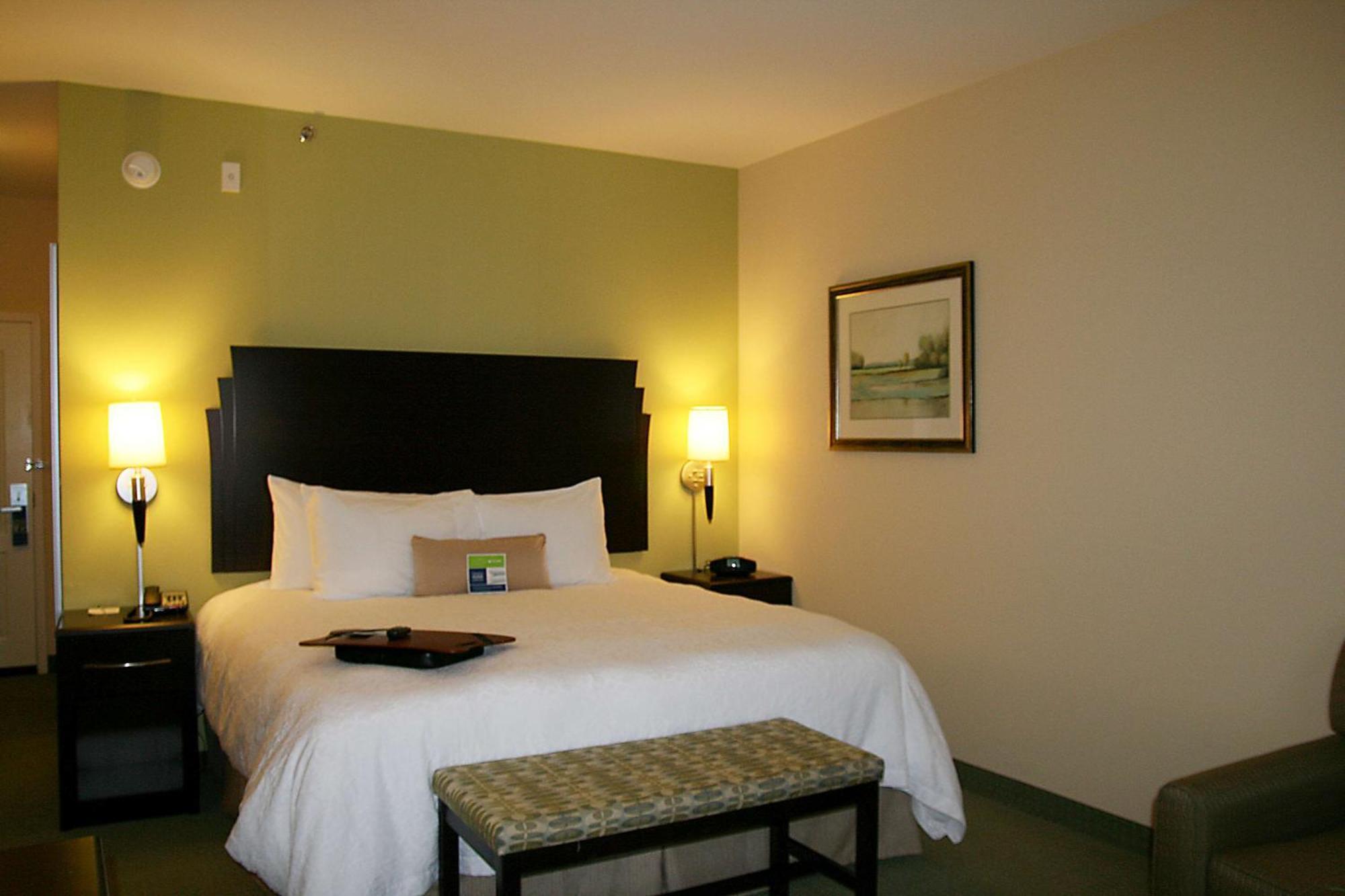 King Room with King Bed - Non-Smoking