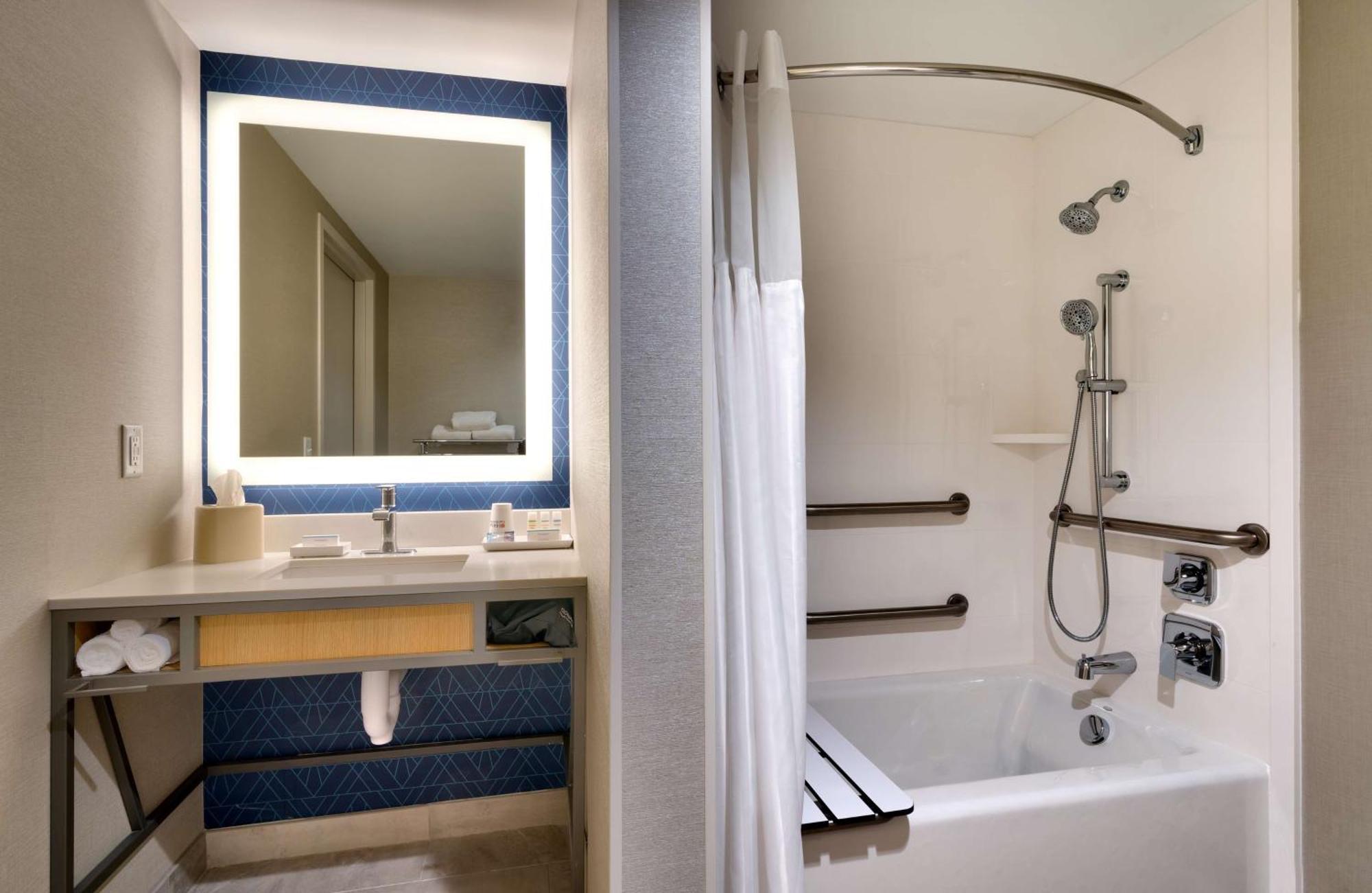 Habitación con cama extragrande y bañera accesible - Adaptada para personas con movilidad reducida