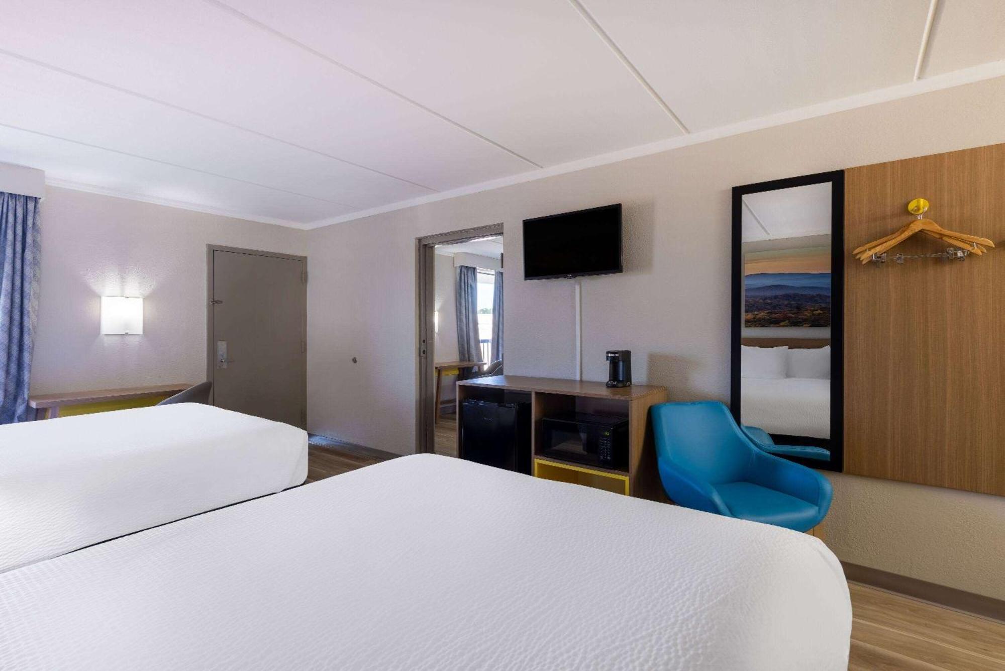 2 Queen Beds and 1 King Bed, One-Bedroom Suite Non-Smoking