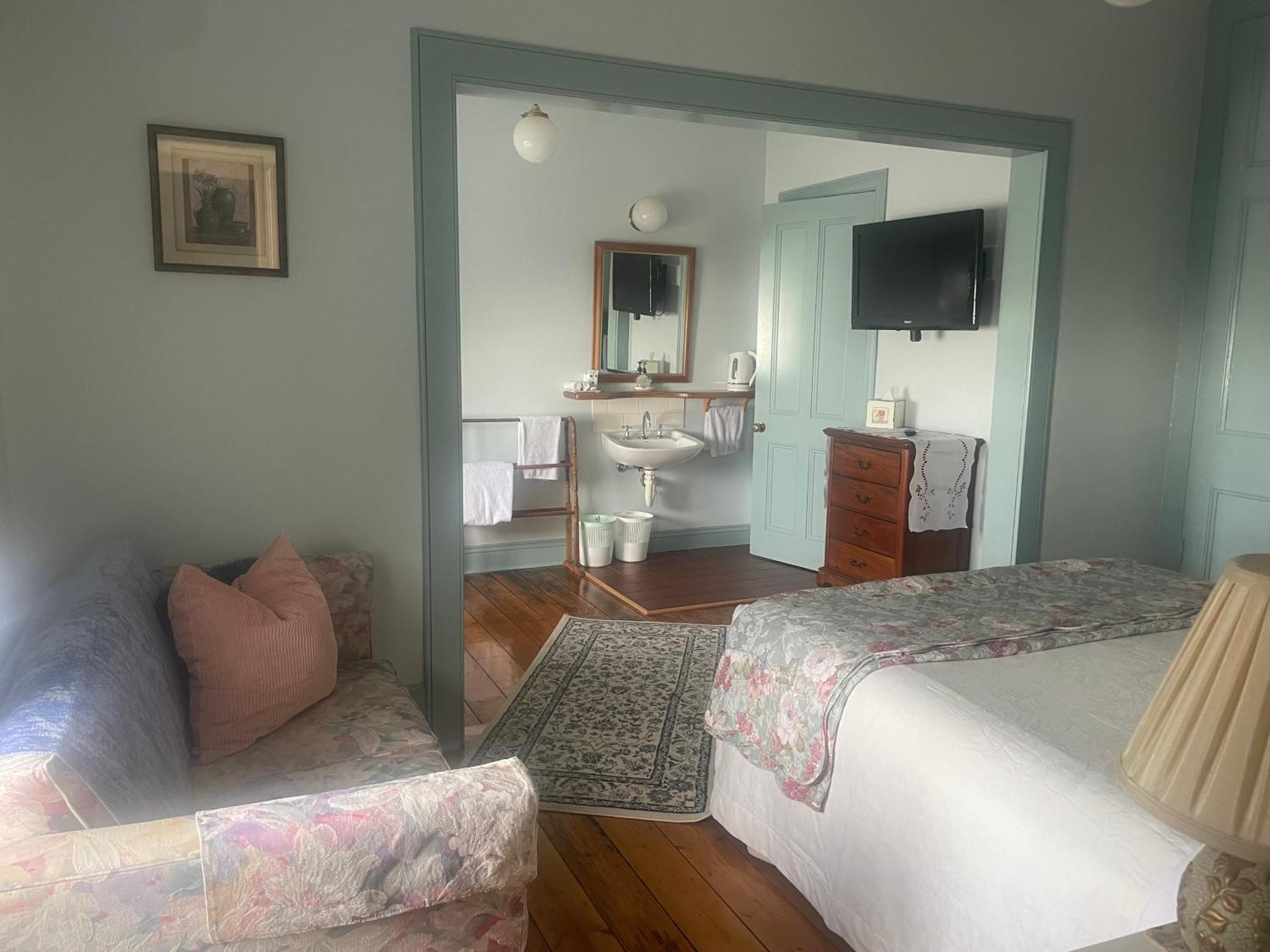 Deluxe Queen Room