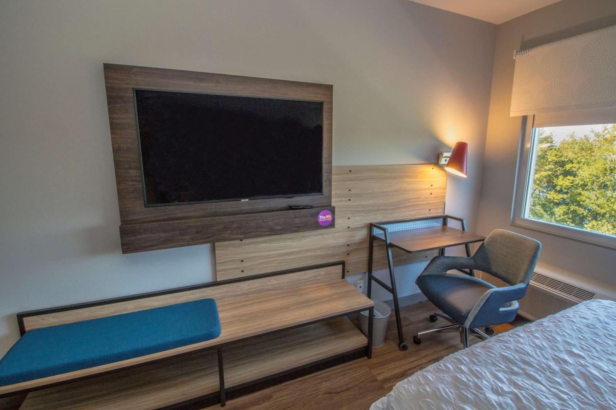 Habitación adaptada para personas de movilidad reducida con cama extragrande y bañera