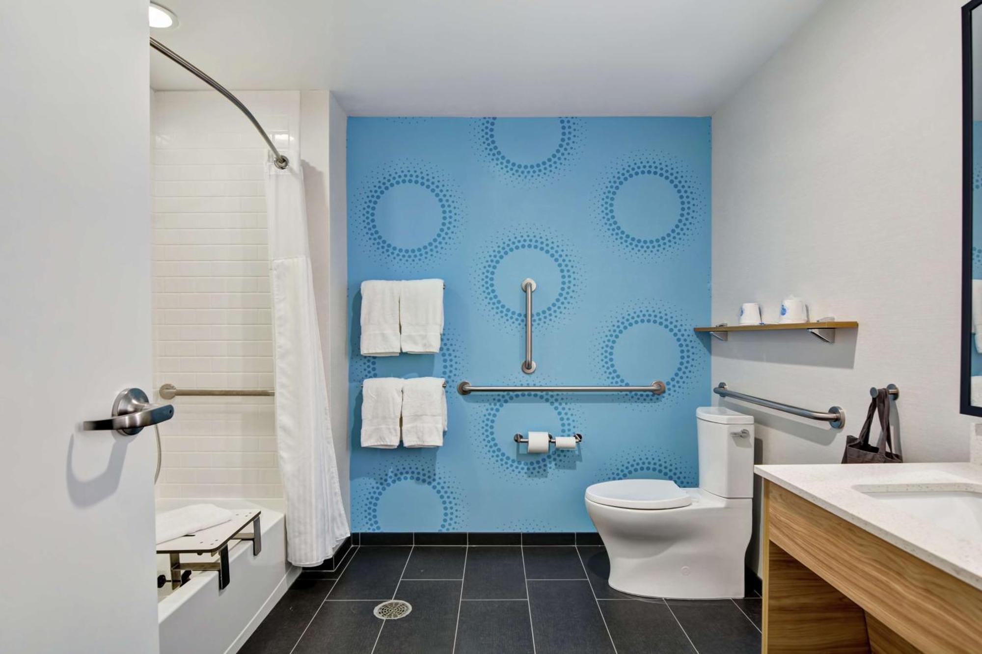 King Room with Bath Tub - Mobility Access
