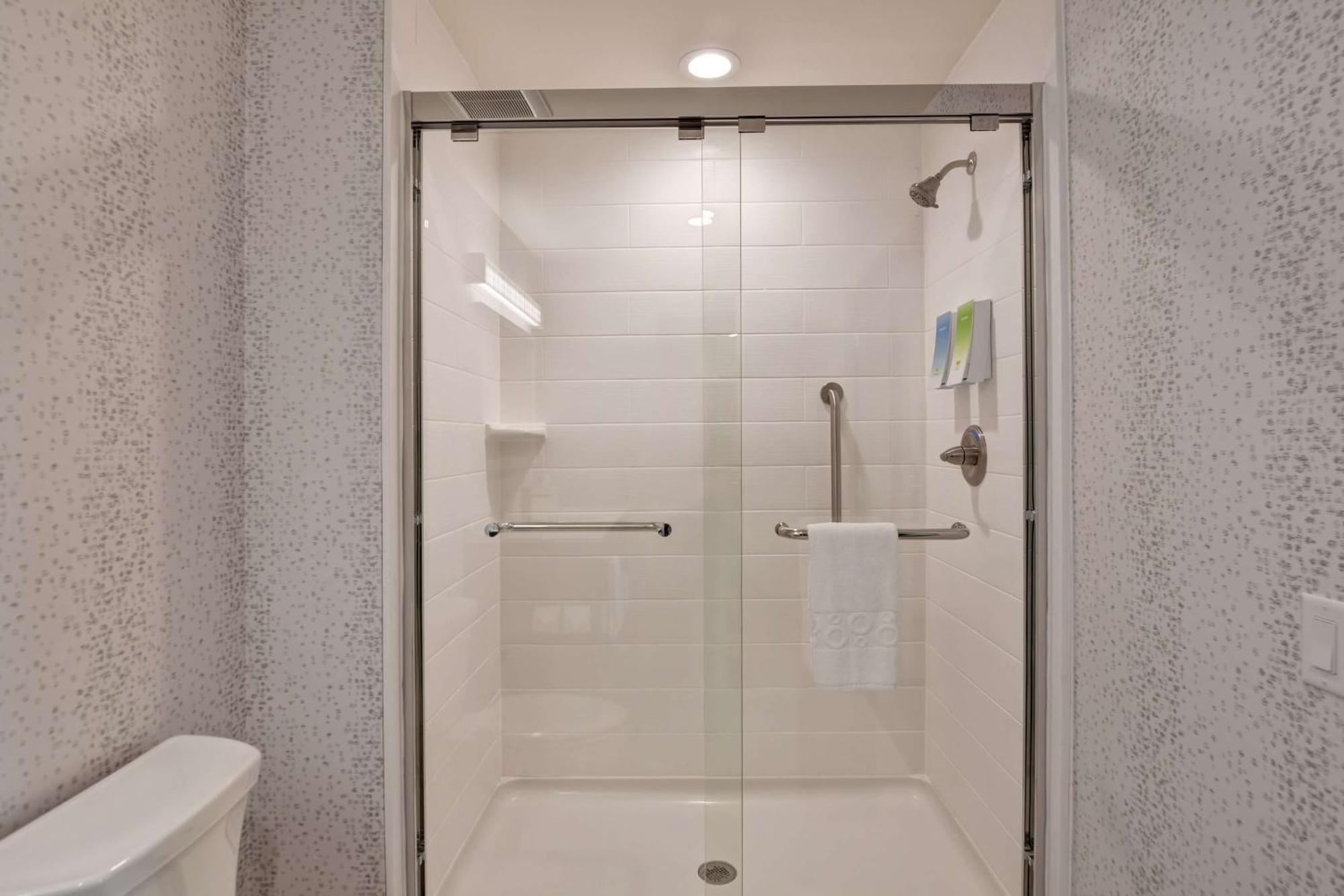Queen Studio with Lake View - Hearing Accessible