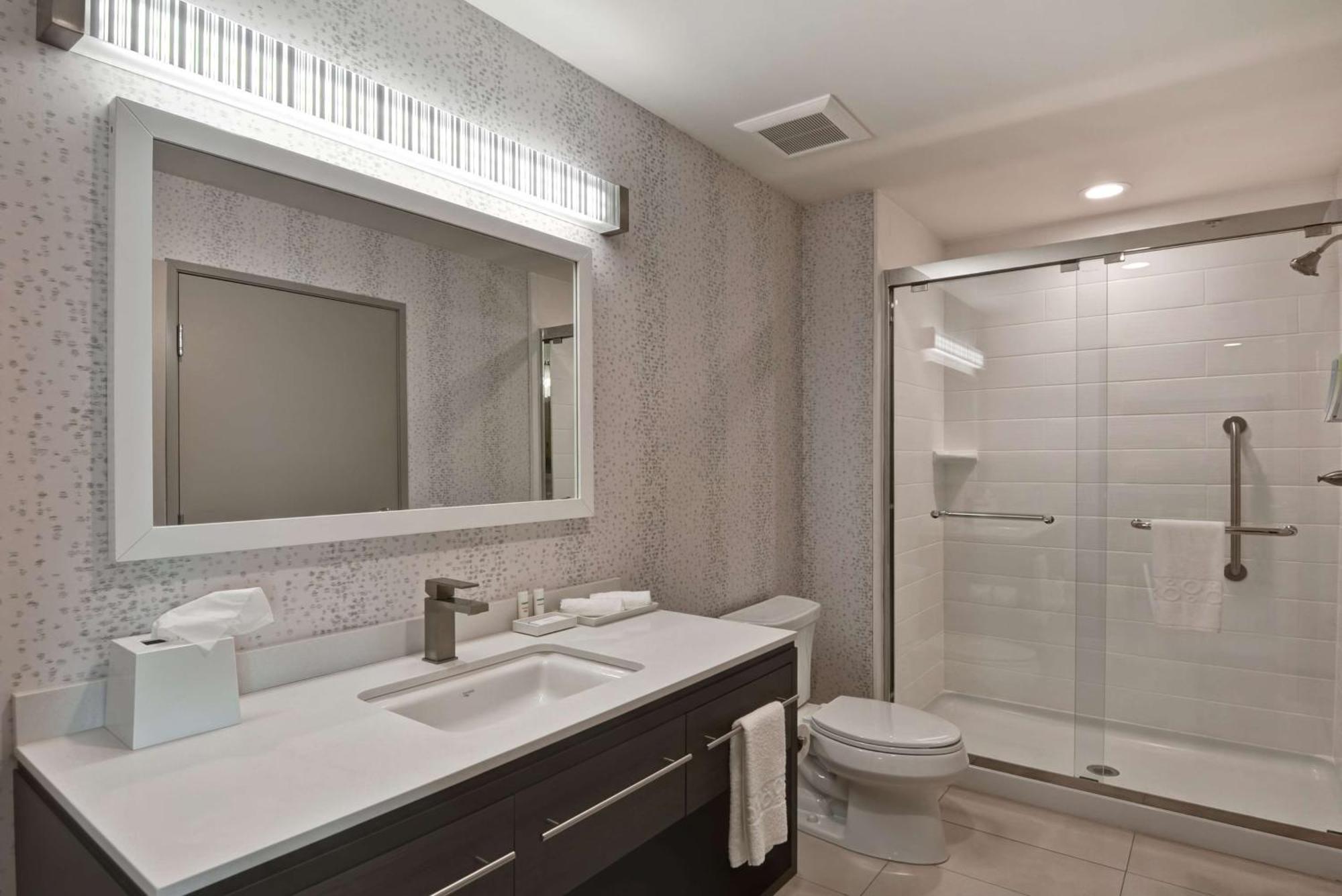 One-Bedroom Queen Suite with Lake View - Non-Smoking