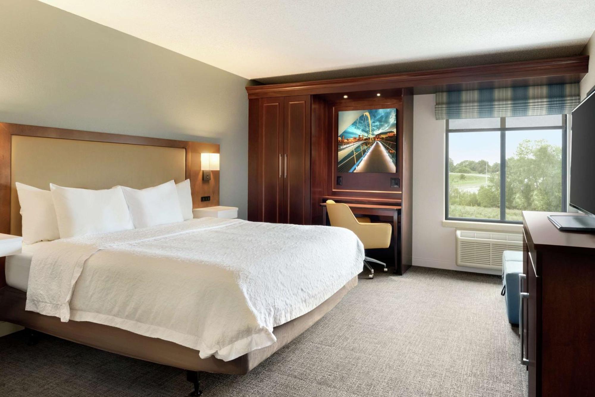 King Room with King Bed - Non-Smoking