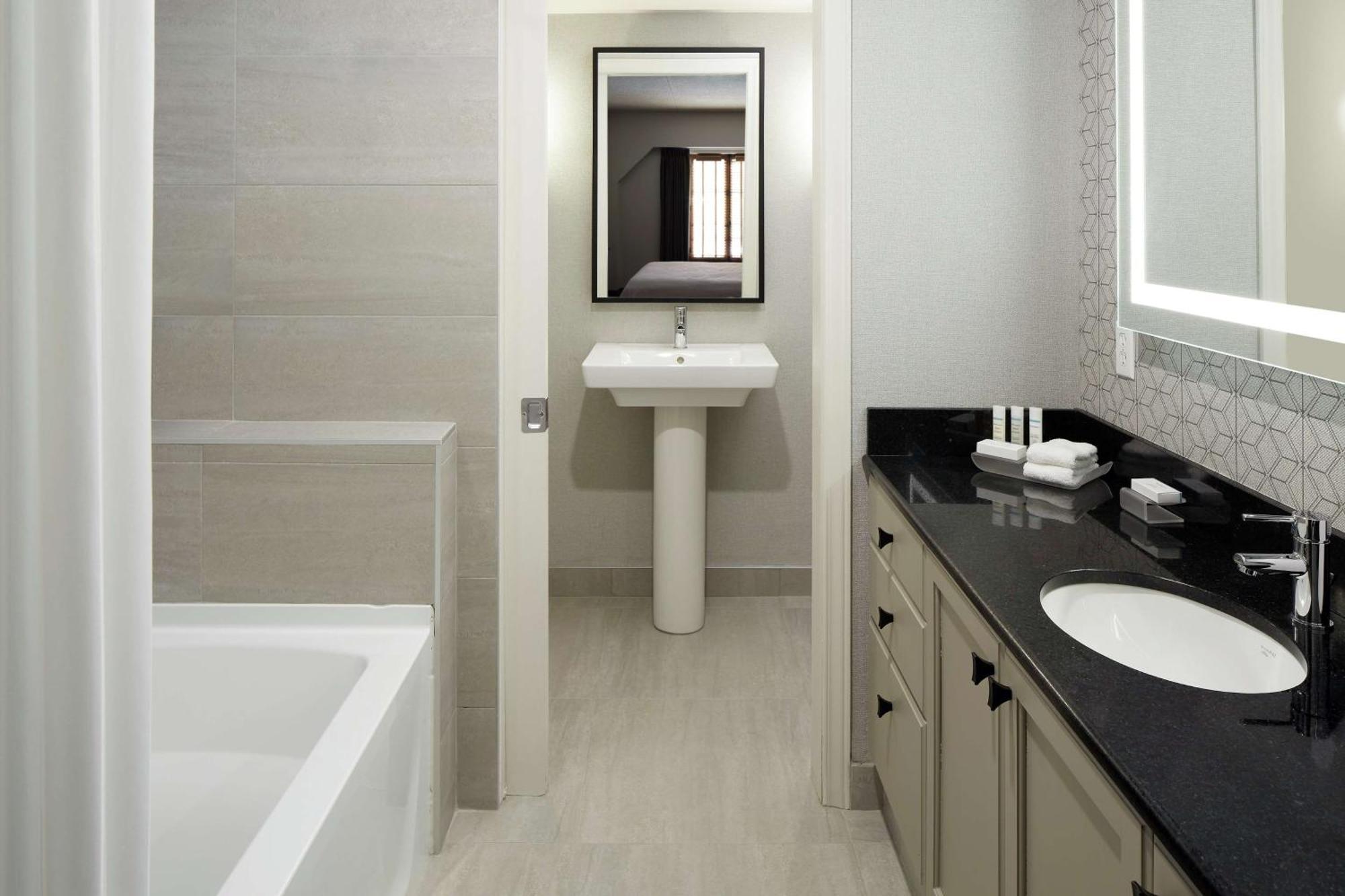 Suíte de 1 Quarto com Cama Queen-size, Cozinha Compacta e Lareira