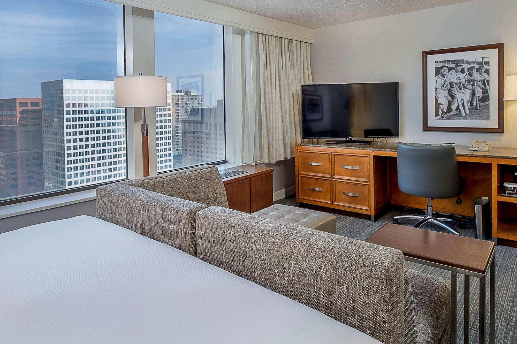 Habitación con cama extragrande y vistas a la ciudad