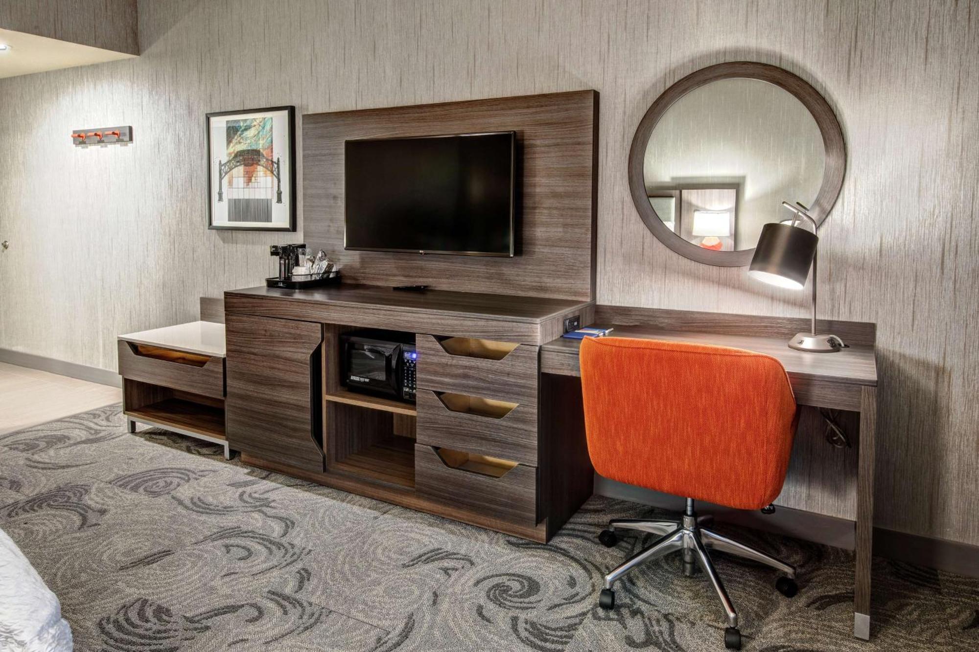 King Room with Accessible Tub - Mobility and Hearing Access/Non-Smoking