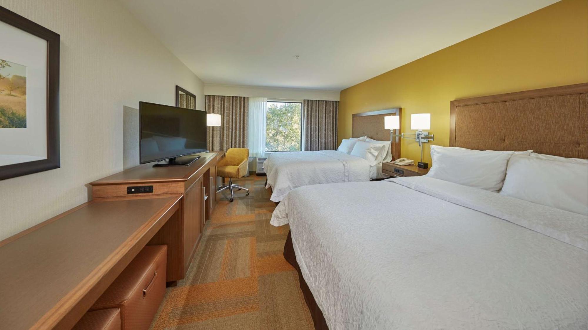 Queen Room with Two Queen Beds and River View - Non-Smoking