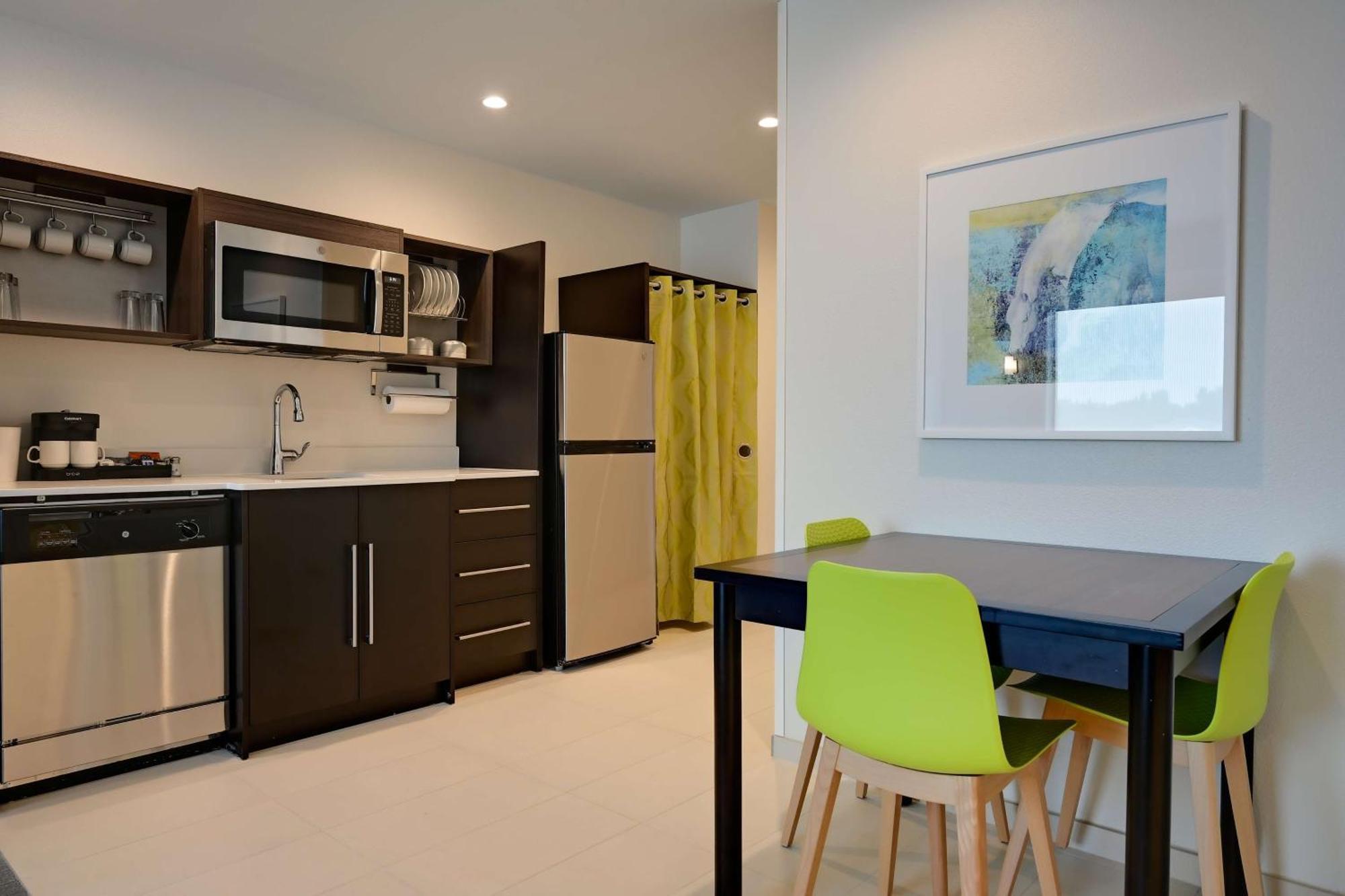 One-Bedroom Queen Suite Non-Smoking