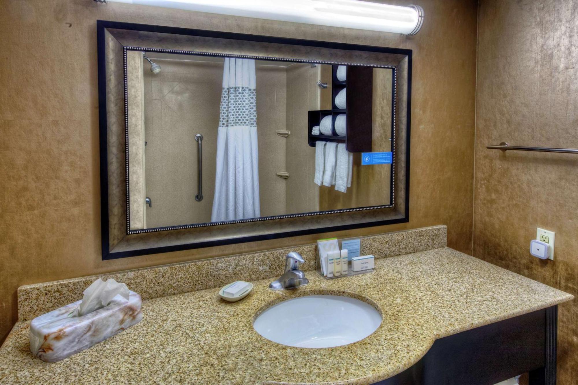 King Room with King Bed - Non-Smoking
