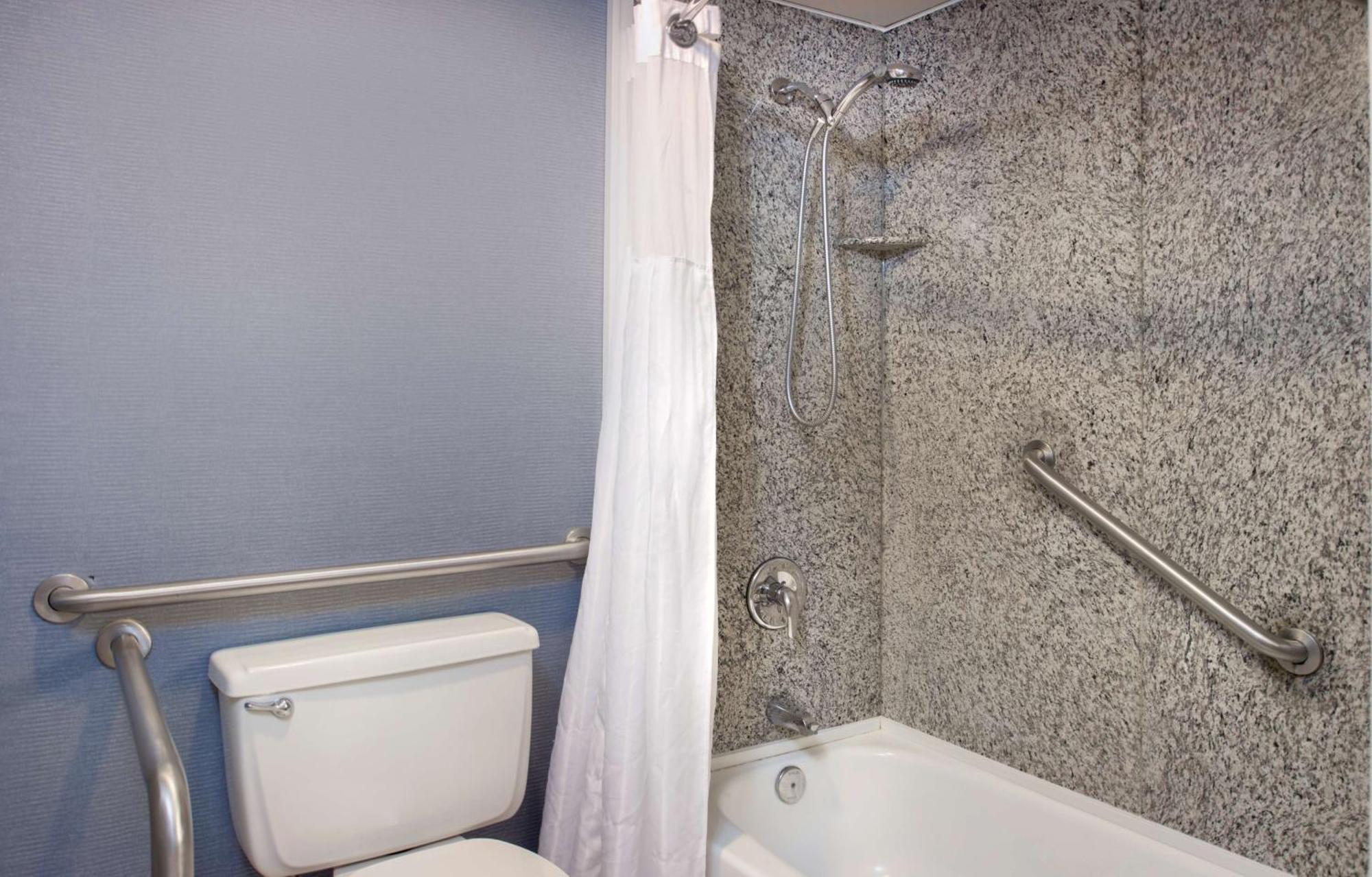King Room Accessible Tub - Mobility Access/Non-Smoking