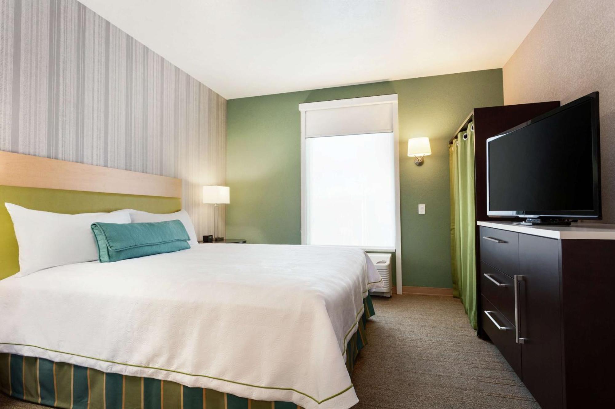 One-Bedroom King Suite - Non-Smoking