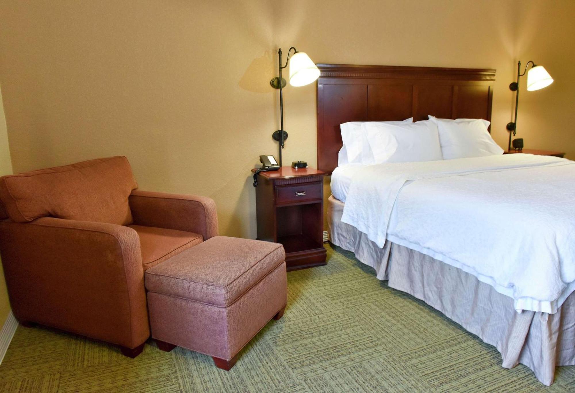 King Room with King Bed - Non-Smoking