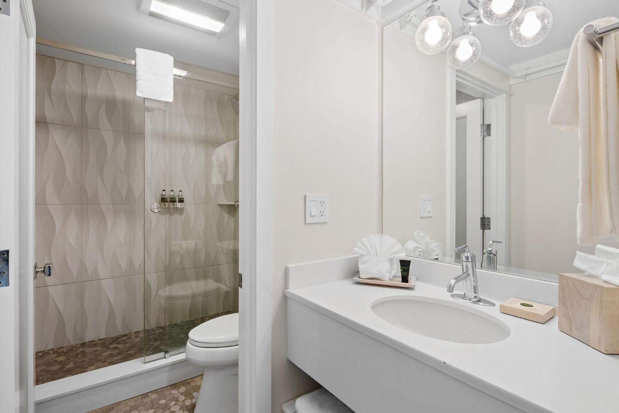 Deluxe King Room - Oceanfront
