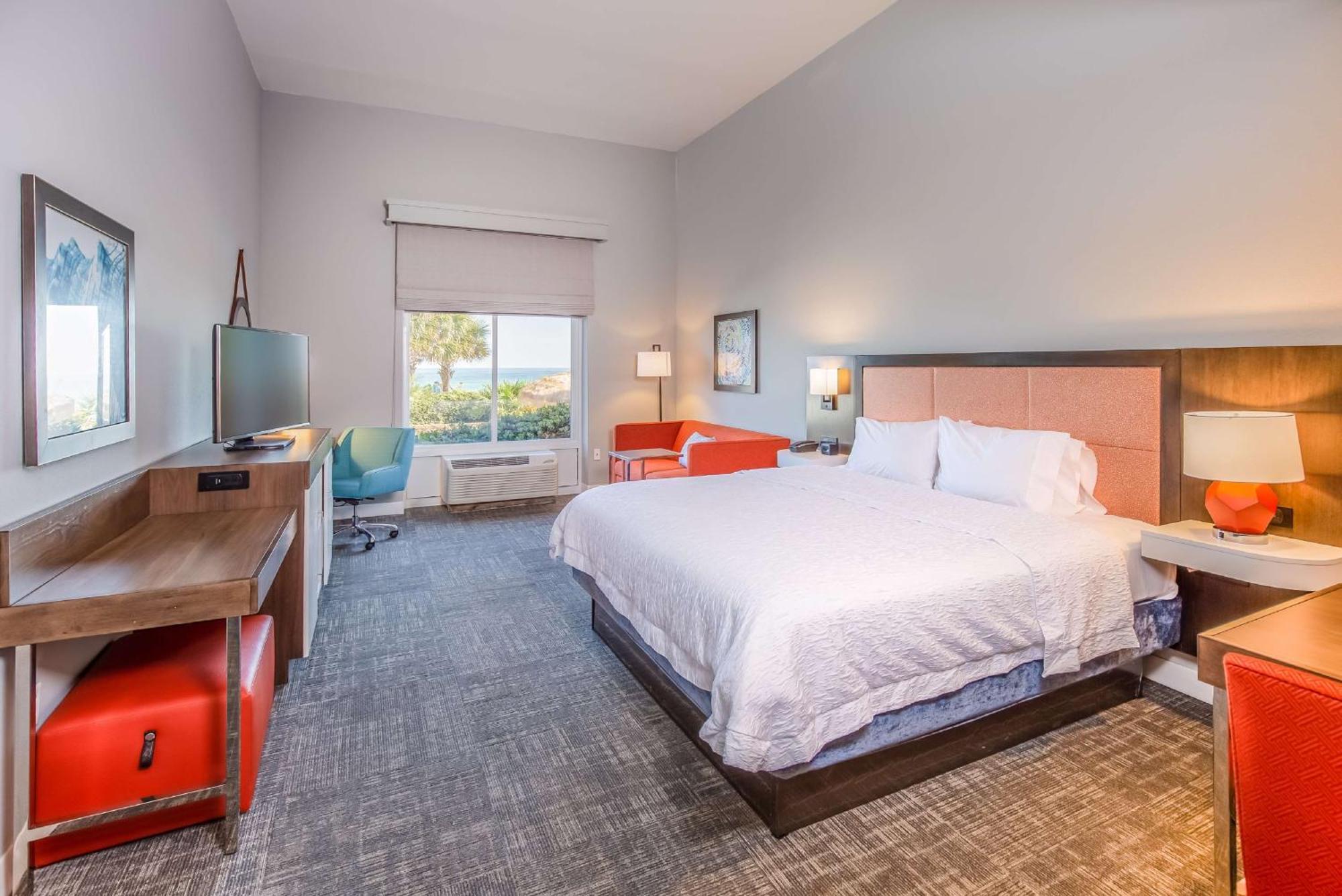 Zimmer mit Kingsize-Bett - Poolblick