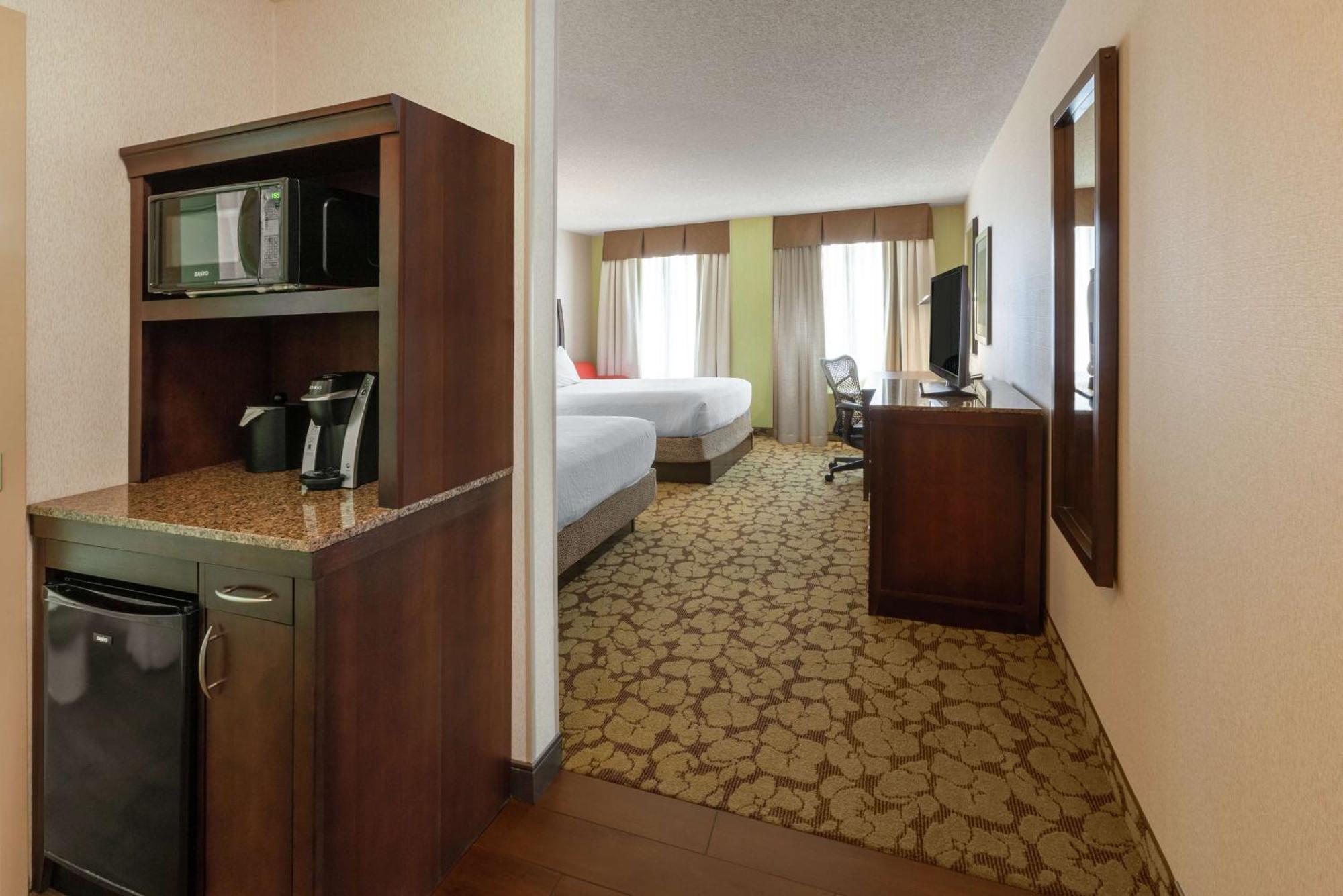 Queen Room Two Queen Beds Hearing Access