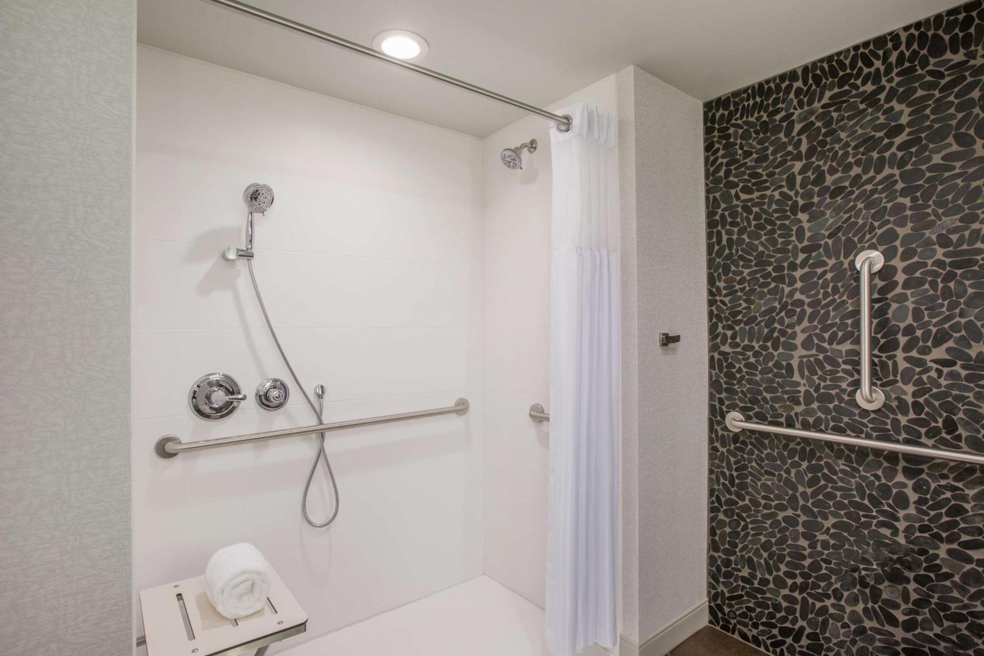 King Room with Roll-In Shower - Mobility Access