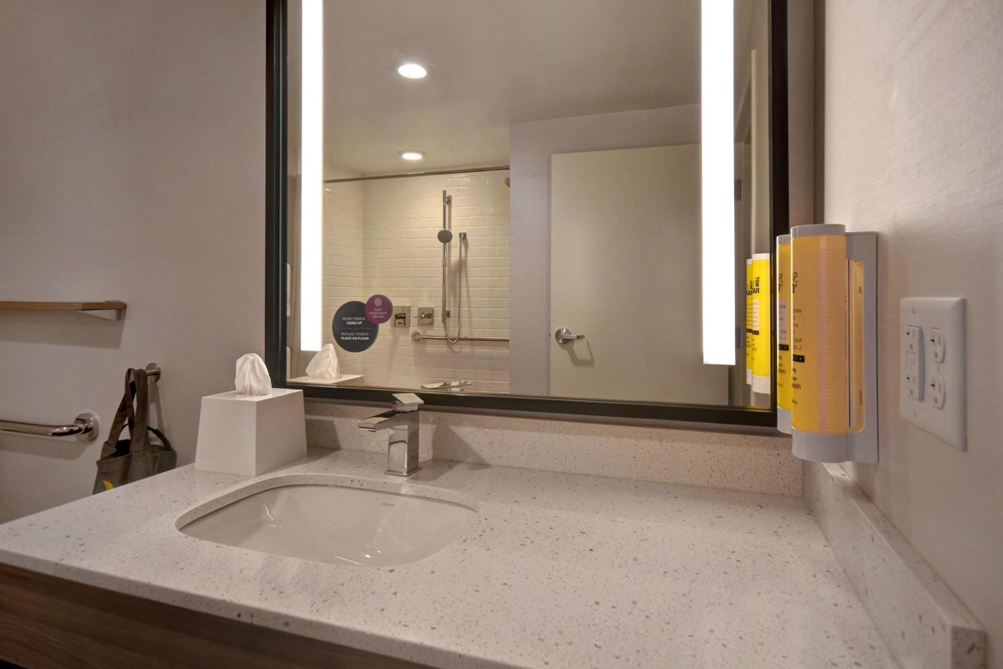 King Room with Bath Tub - Mobility Access