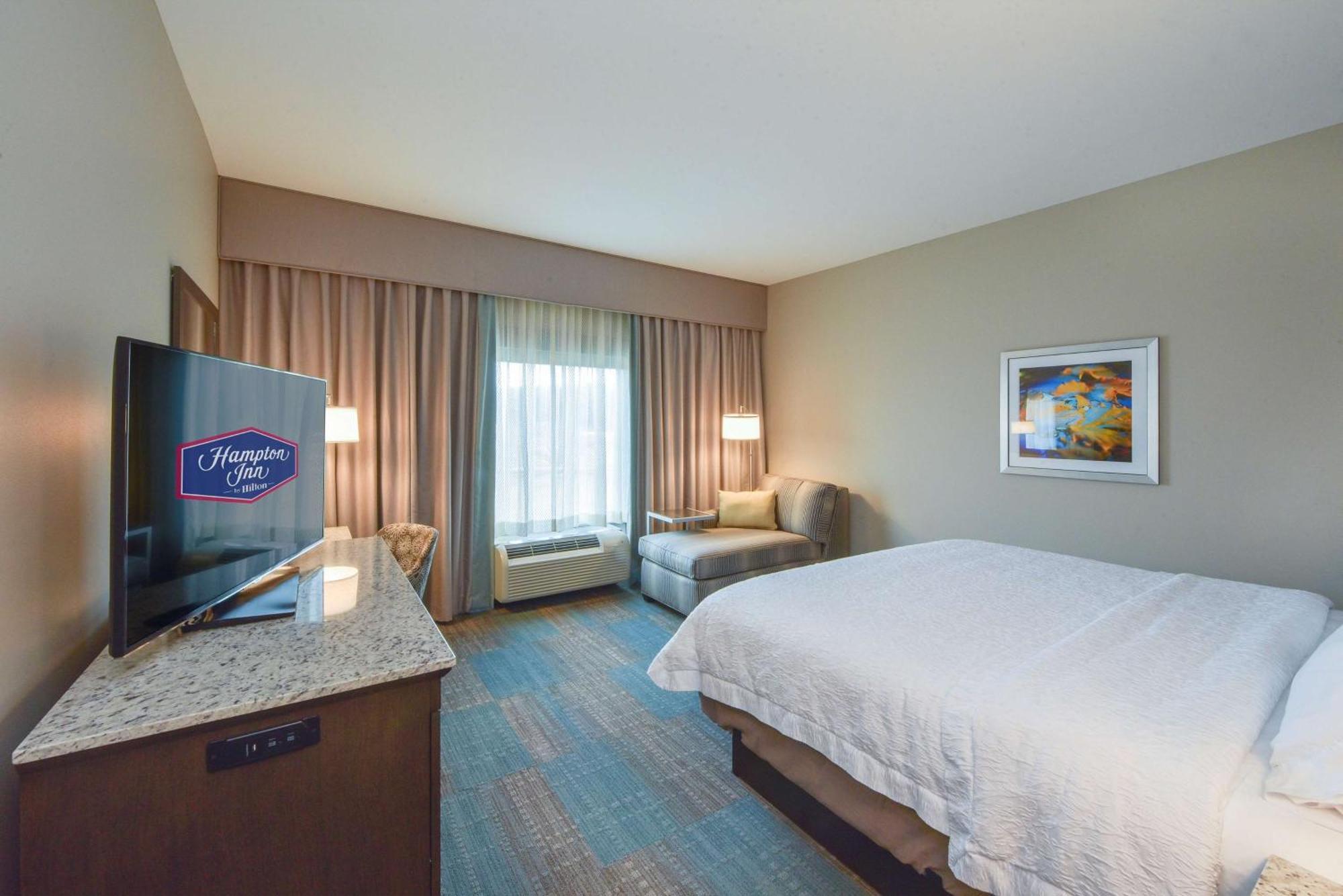 King Room with Roll-In Shower - Mobility Access/Non-Smoking