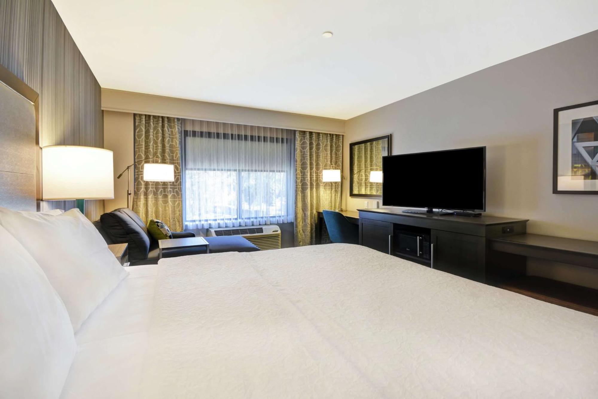 King Room with King Bed - Non-Smoking