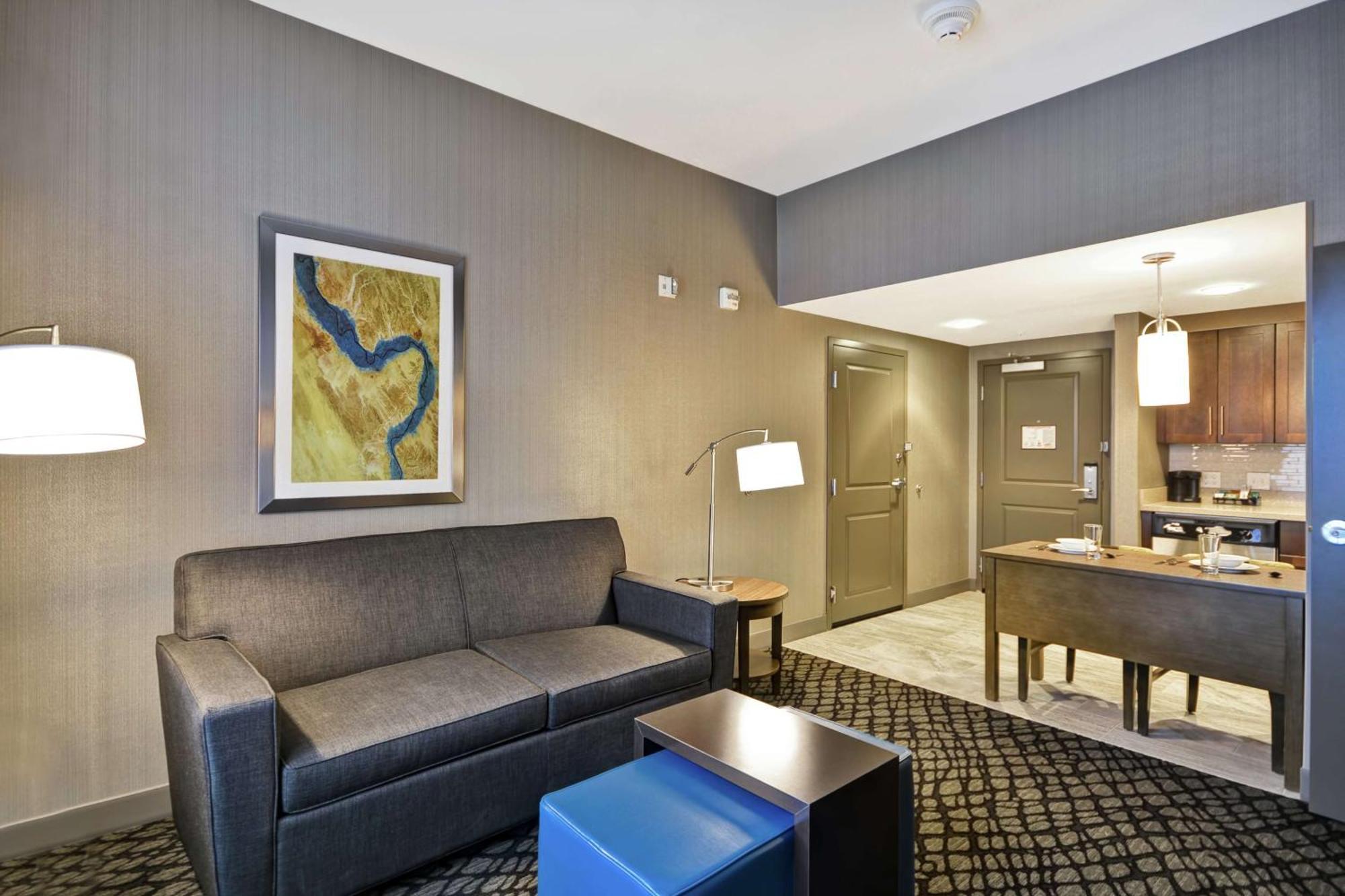 One-Bedroom Queen Suite with Two Queen Beds - Non-Smoking