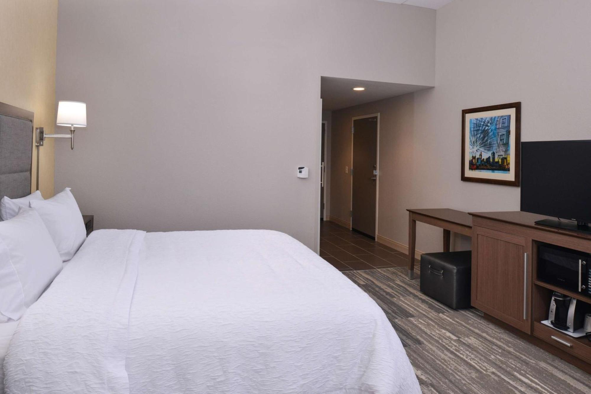King Room with Accessible Tub - Mobility and Hearing Access/Non-Smoking
