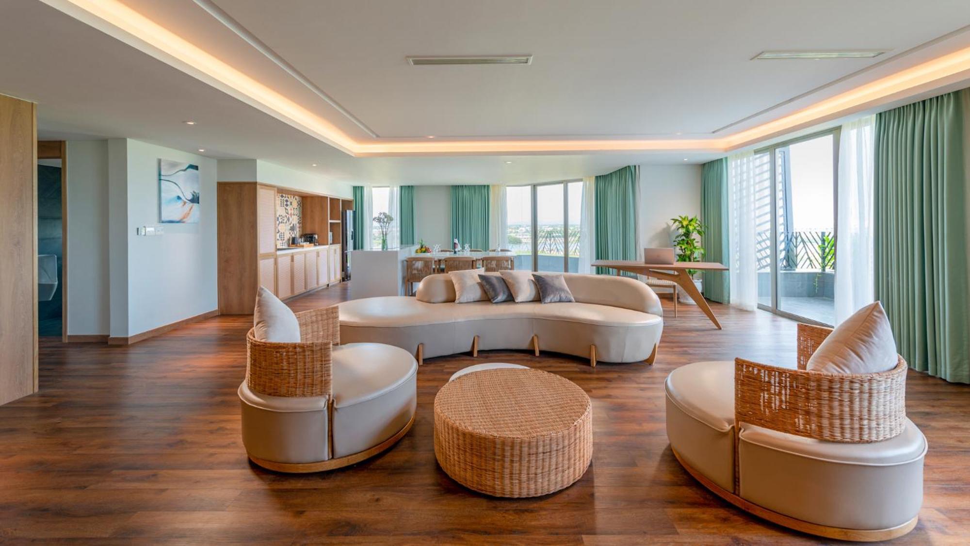 Penthouse Daily Afternoon tea at VIP Lounge,1551928150:JPEG