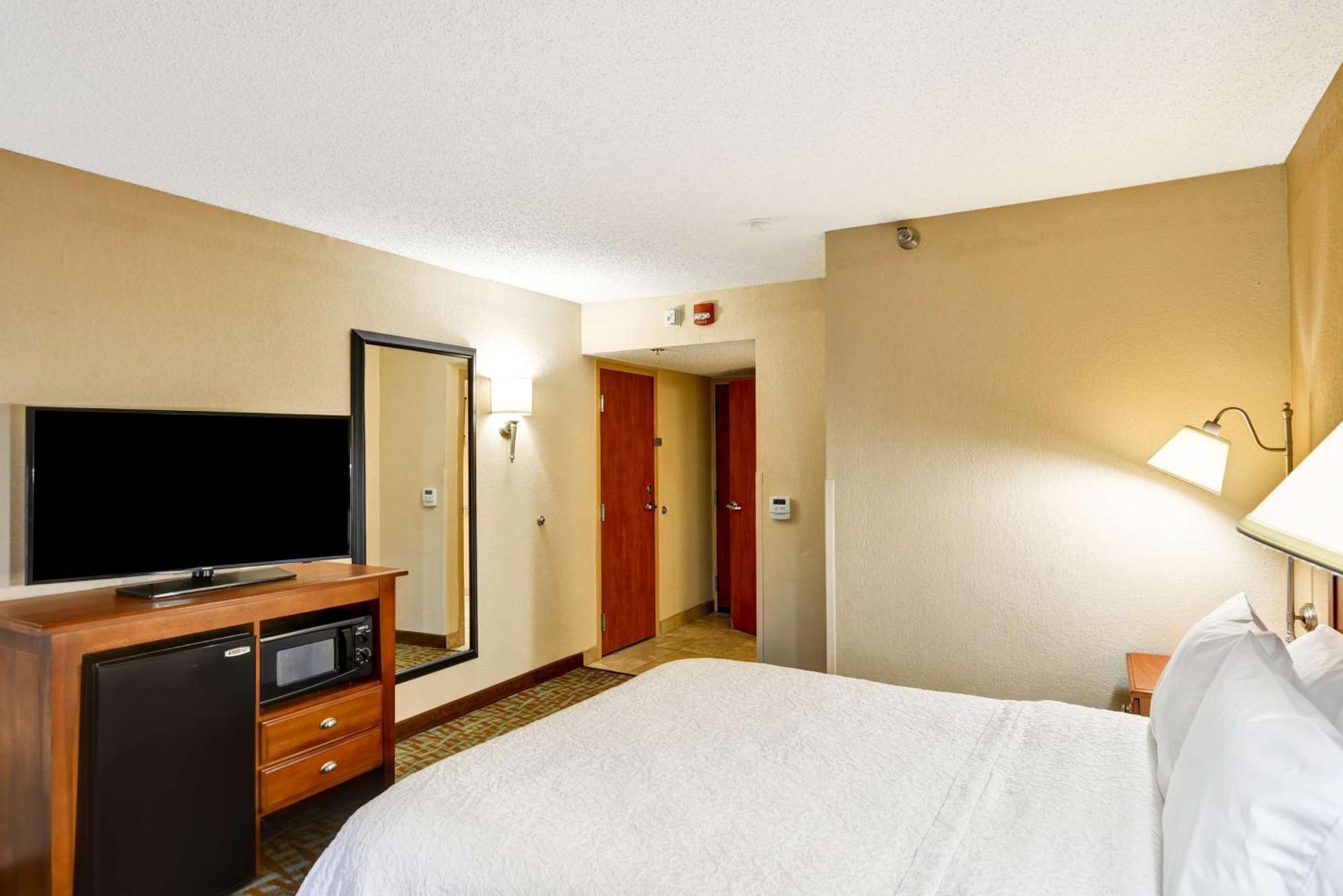 Queen Room with Mobility Access/Non-Smoking