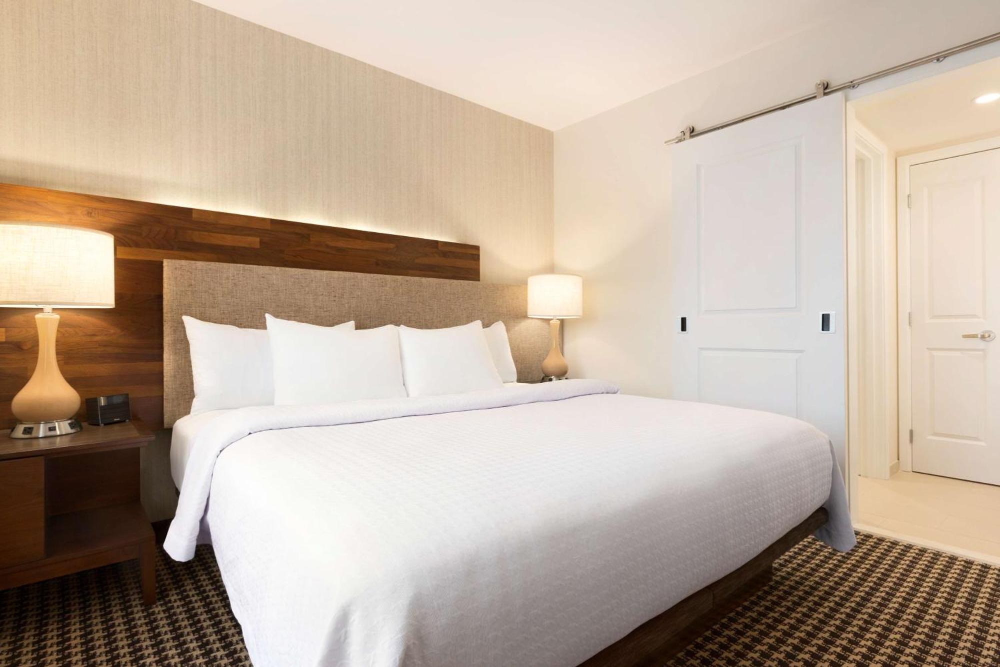 One-Bedroom King Suite - Non-Smoking