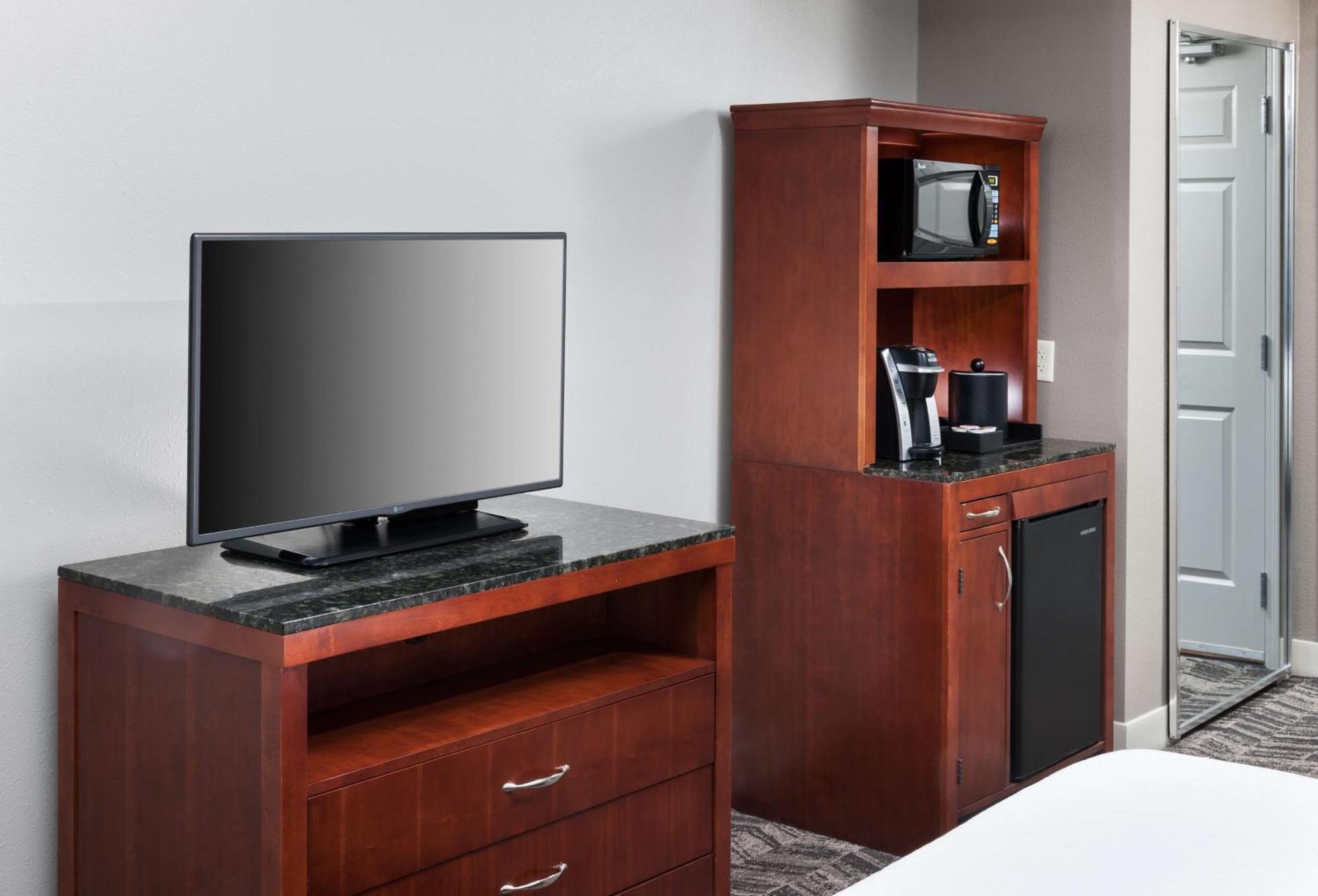 Habitación con cama extragrande.