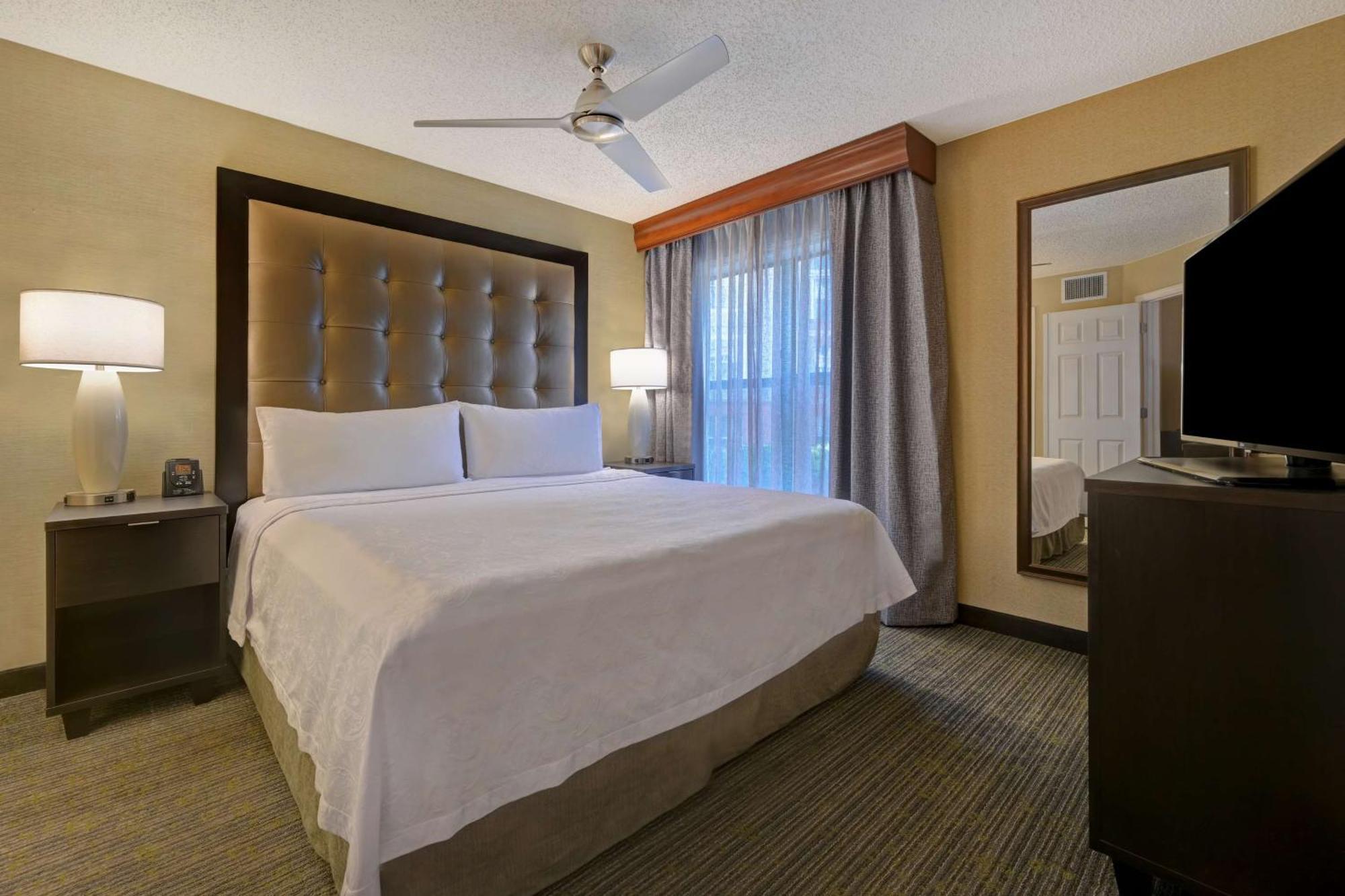 One-Bedroom King Suite - Non-Smoking