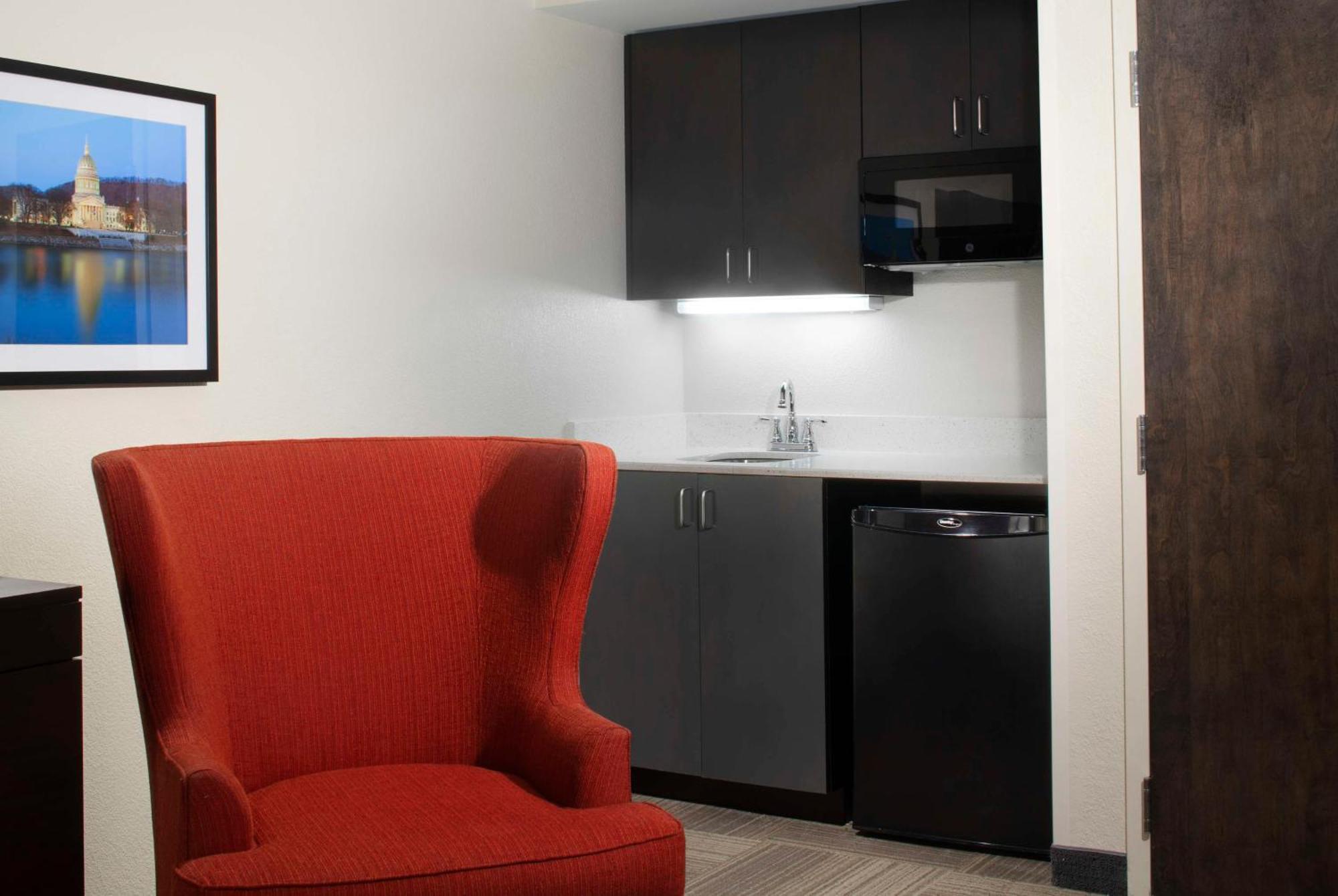 Deluxe King Room w/Jetted tub in Bathroom - Non-Smoking
