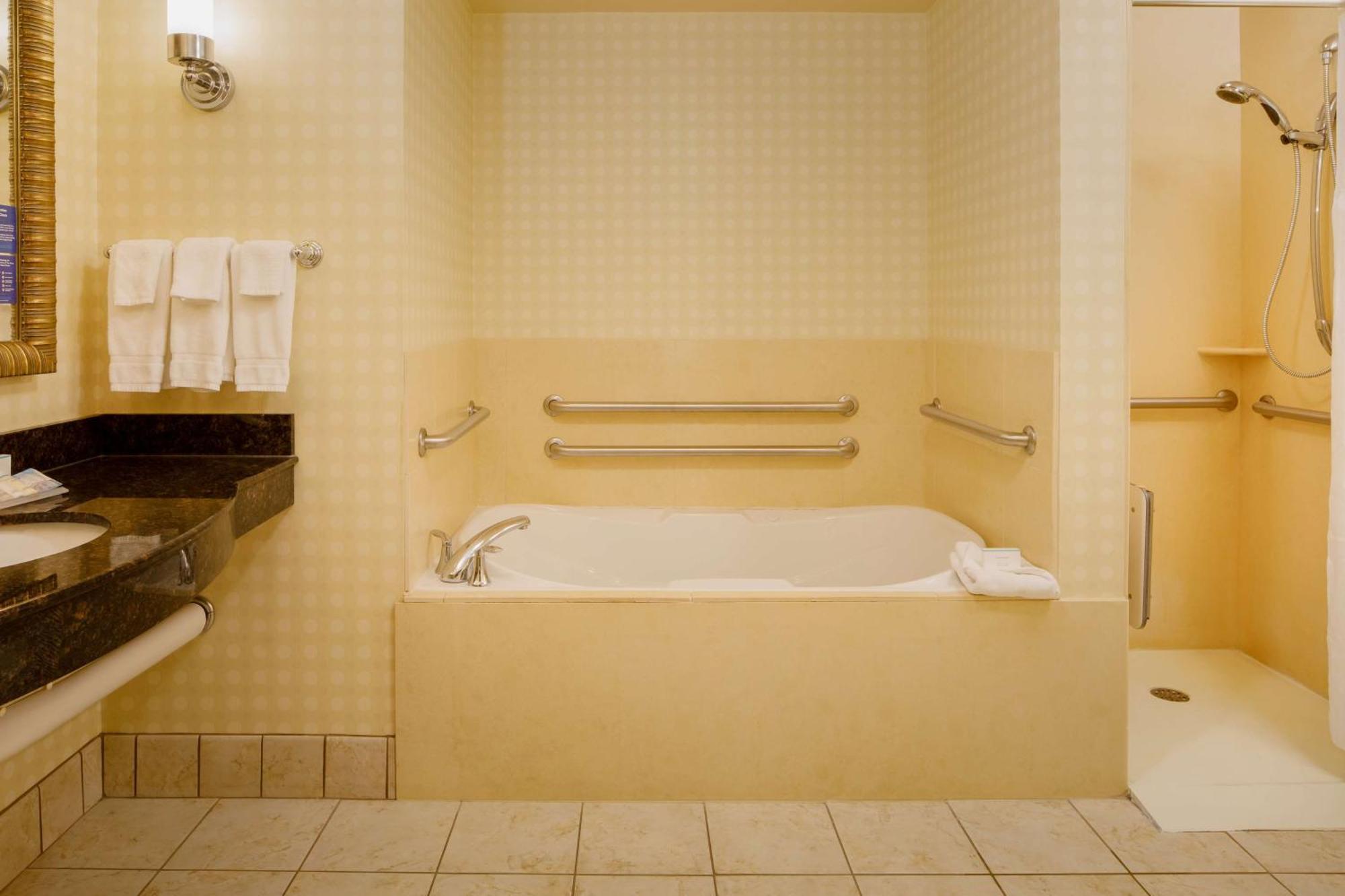 Queen Room with Two Queen Beds - Hearing Access